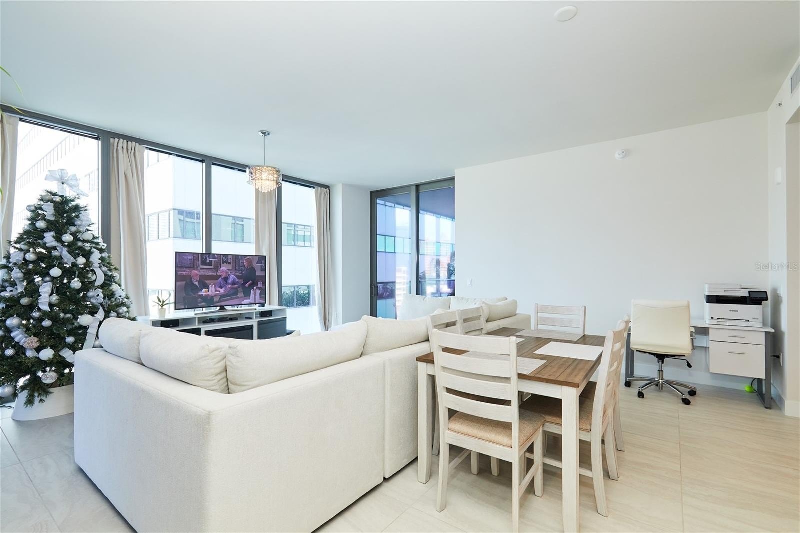 ST PETERSBURG, Florida, 33701, United States, 2 Bedrooms Bedrooms, ,3 BathroomsBathrooms,Residential,For Sale,1981835