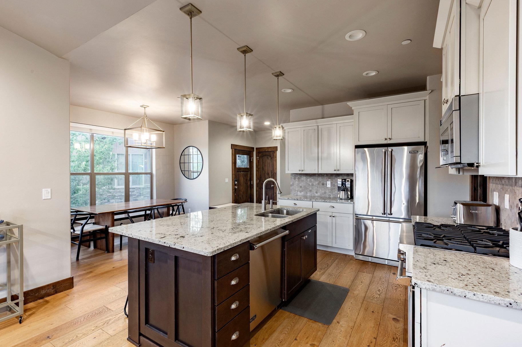  Stunning End-Unit Townhome With Loads of Natural Light - 物件實景