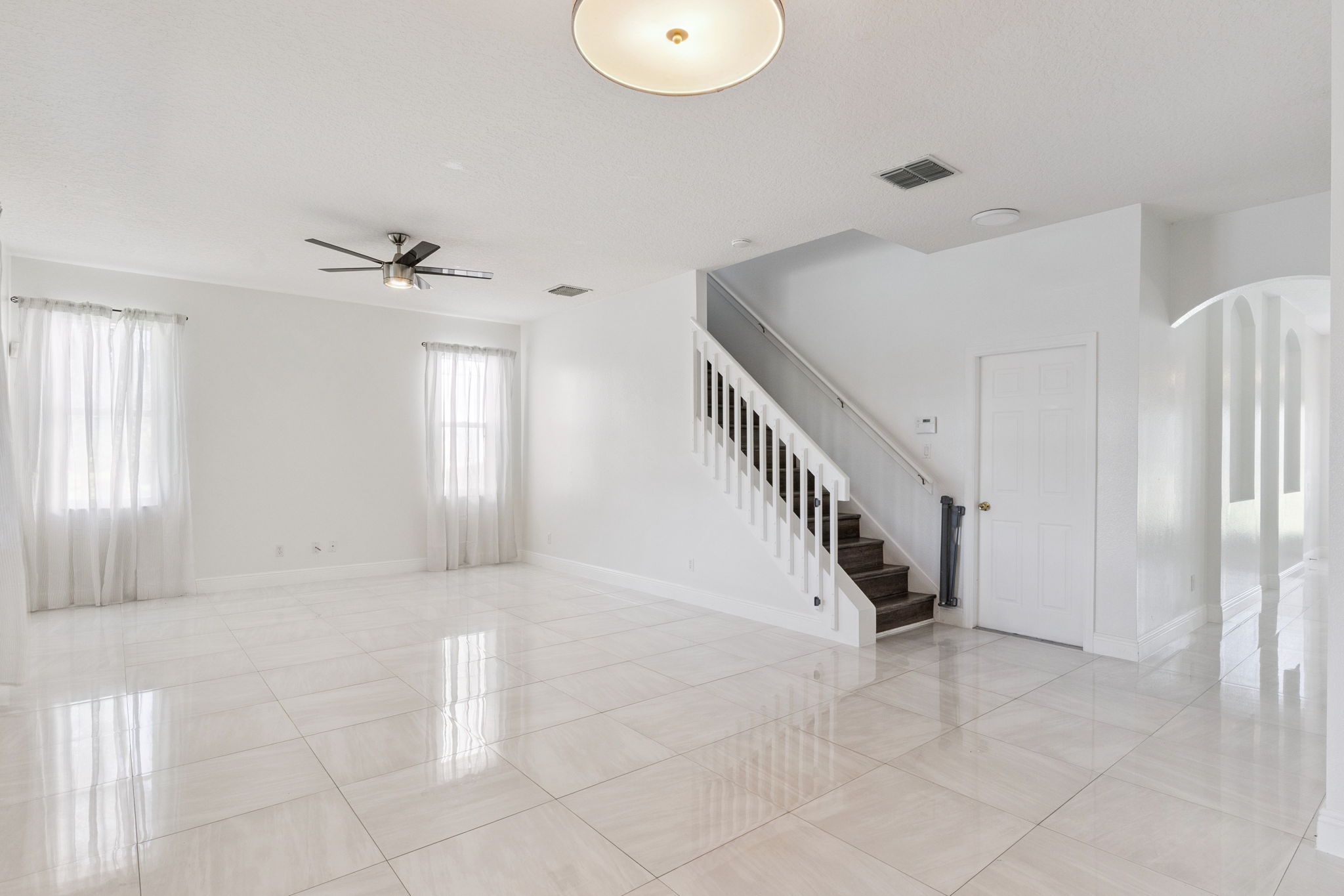 Orlando, Florida, 32825, United States, 5 Bedrooms Bedrooms, ,4 BathroomsBathrooms,Residential,For Sale,1980757