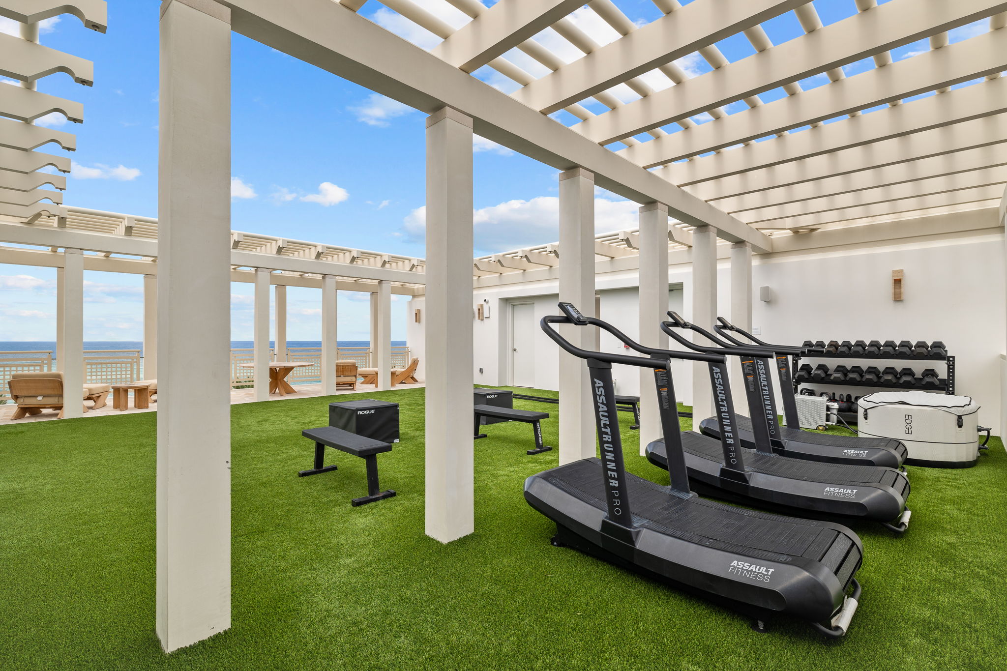  Architectural Gem With Pool And Carriage House - 物件實景