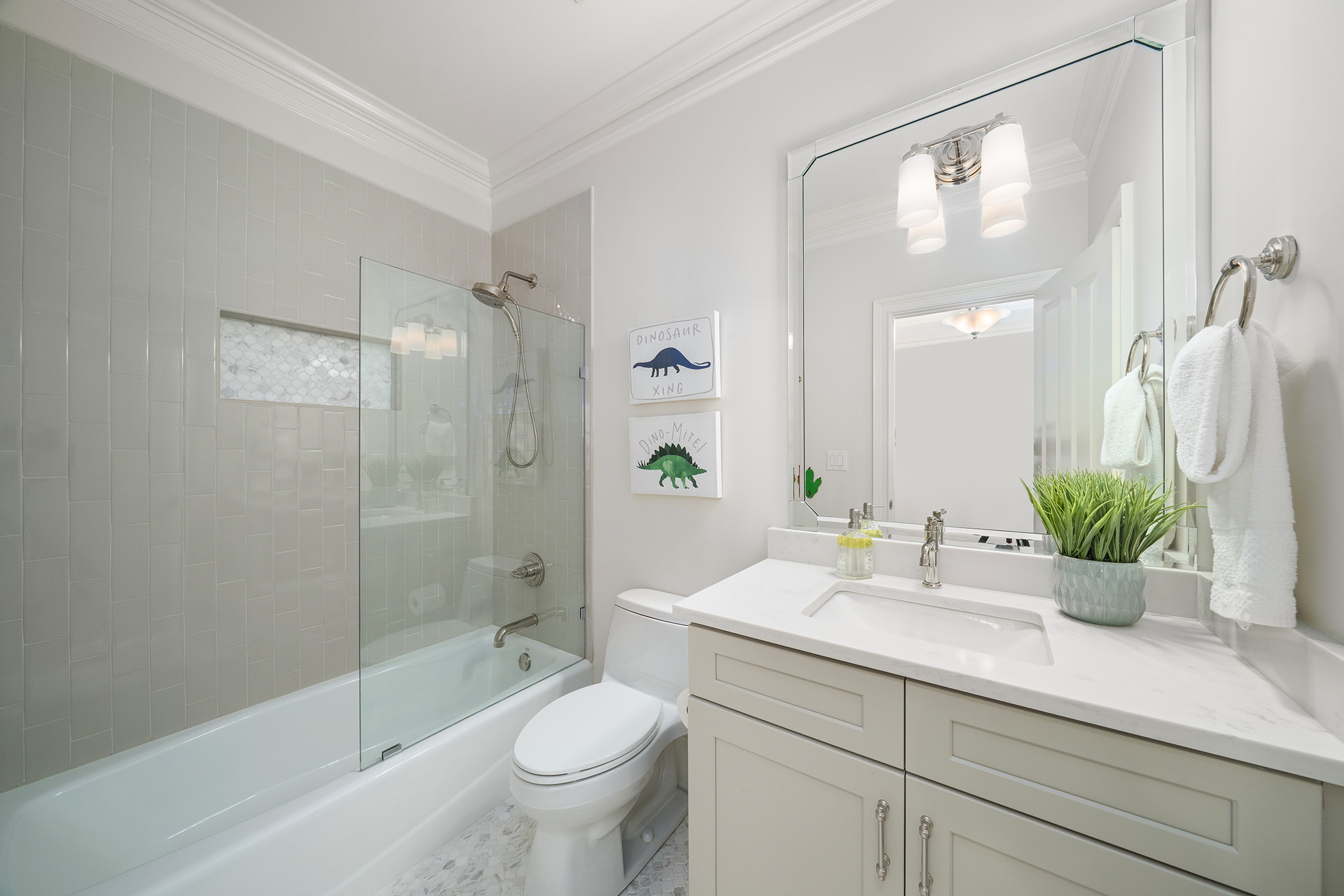  Located Within the Gated Greystone Farms Community in Milton - 物件實景
