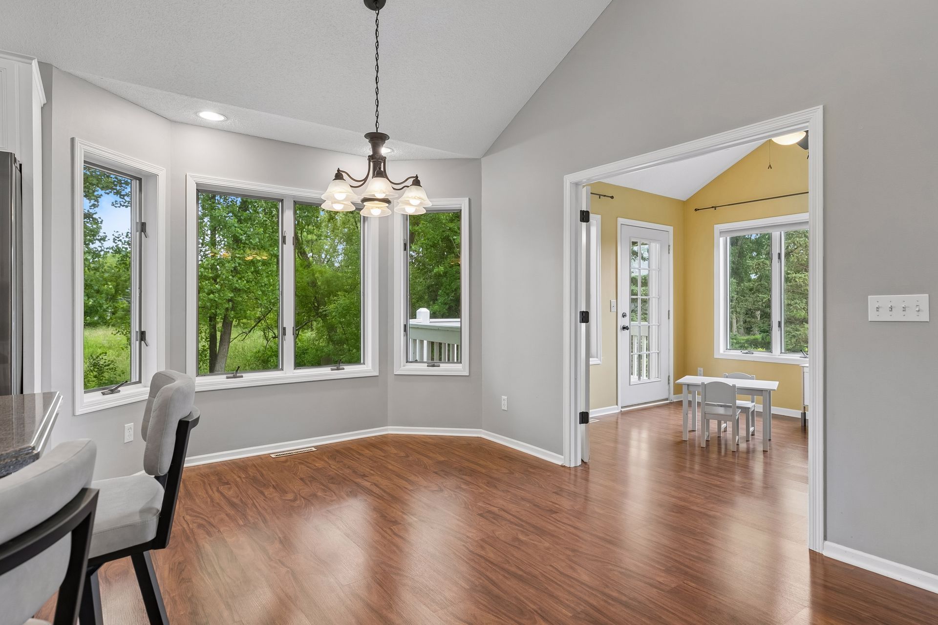  Beautifully Designed Living Near Bald Eagle Lake - 物件實景