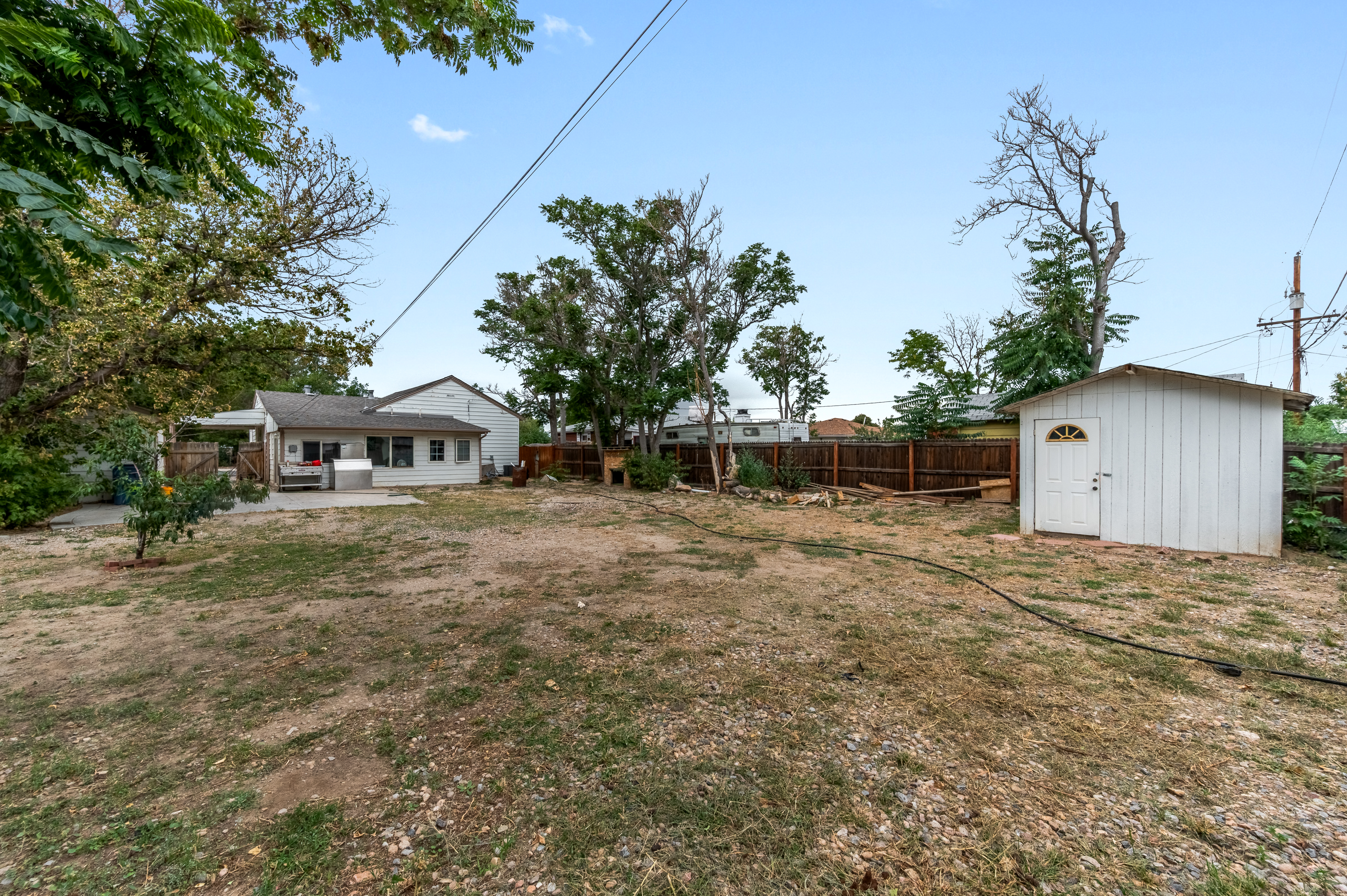  Commerce City Home with Fenced Yard and Plenty of Parking Space - 物件實景