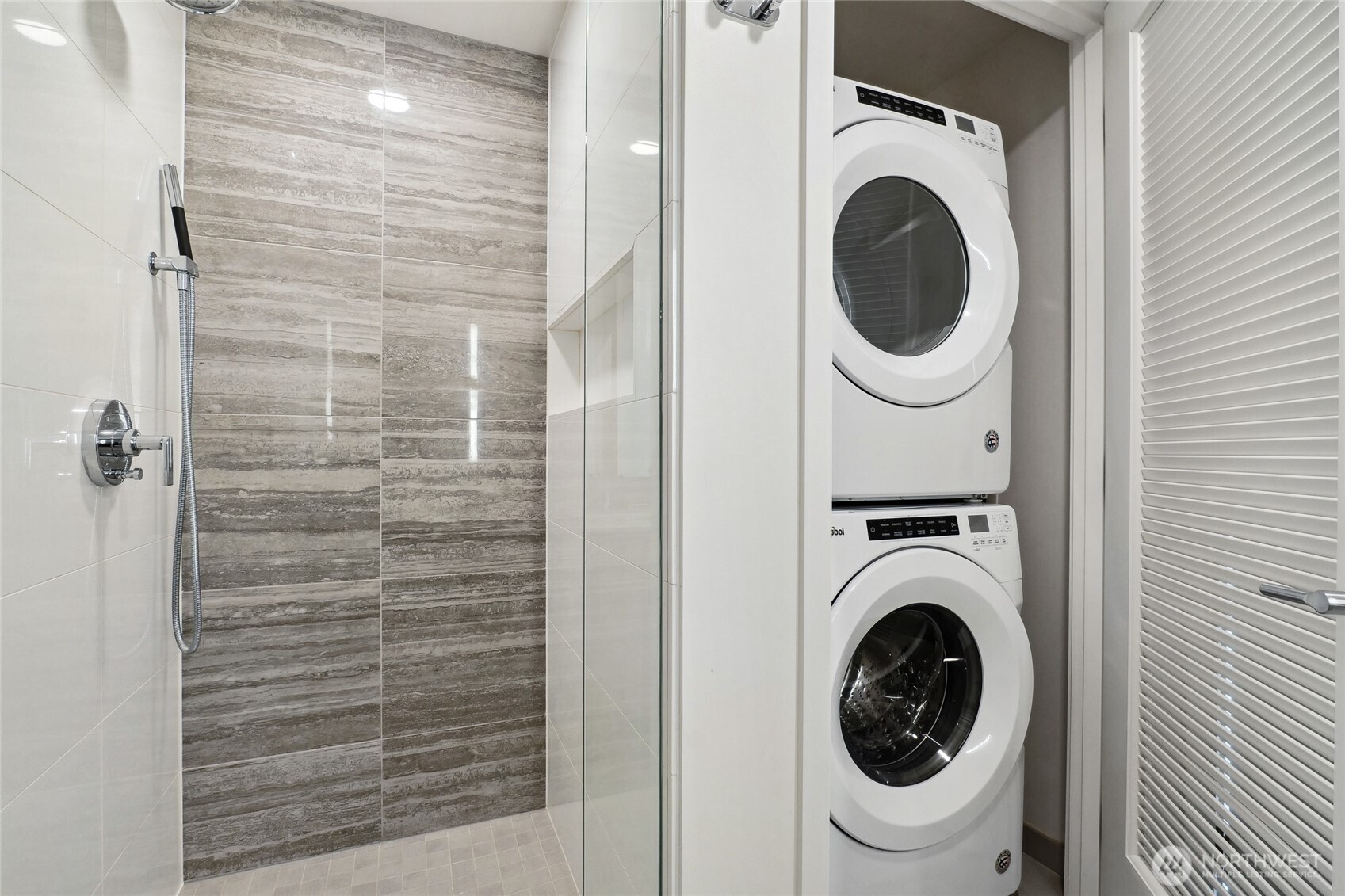 Seattle, Washington, 98121, United States, 1 Bedroom Bedrooms, ,Residential,For Sale,1826957