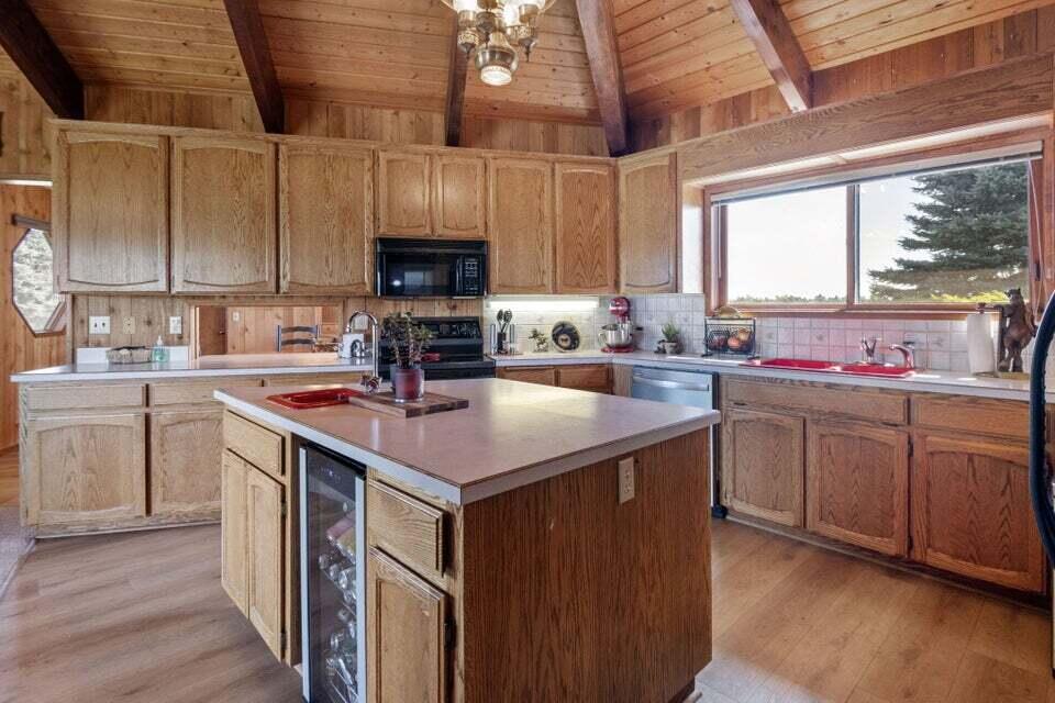 Sisters, Oregon, 97759, United States, 3 Bedrooms Bedrooms, ,3 BathroomsBathrooms,Residential,For Sale,1917351