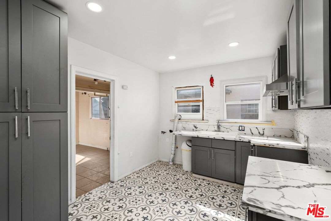 Los Angeles, California, 90043, United States, 3 Bedrooms Bedrooms, ,3 BathroomsBathrooms,Residential,For Sale,1818072