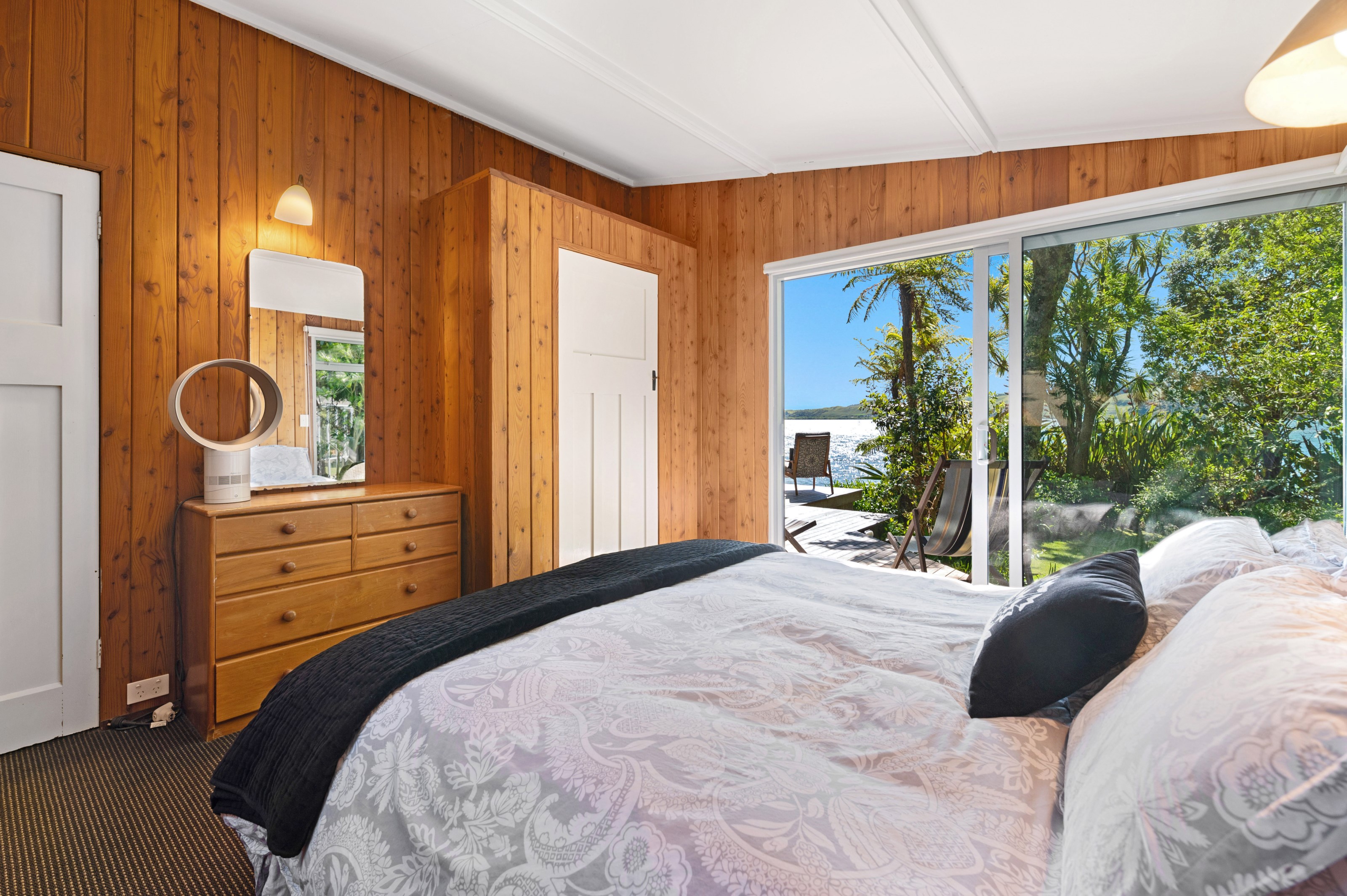  Mid-Century Design, Timeless Lakefront Living - 物件實景