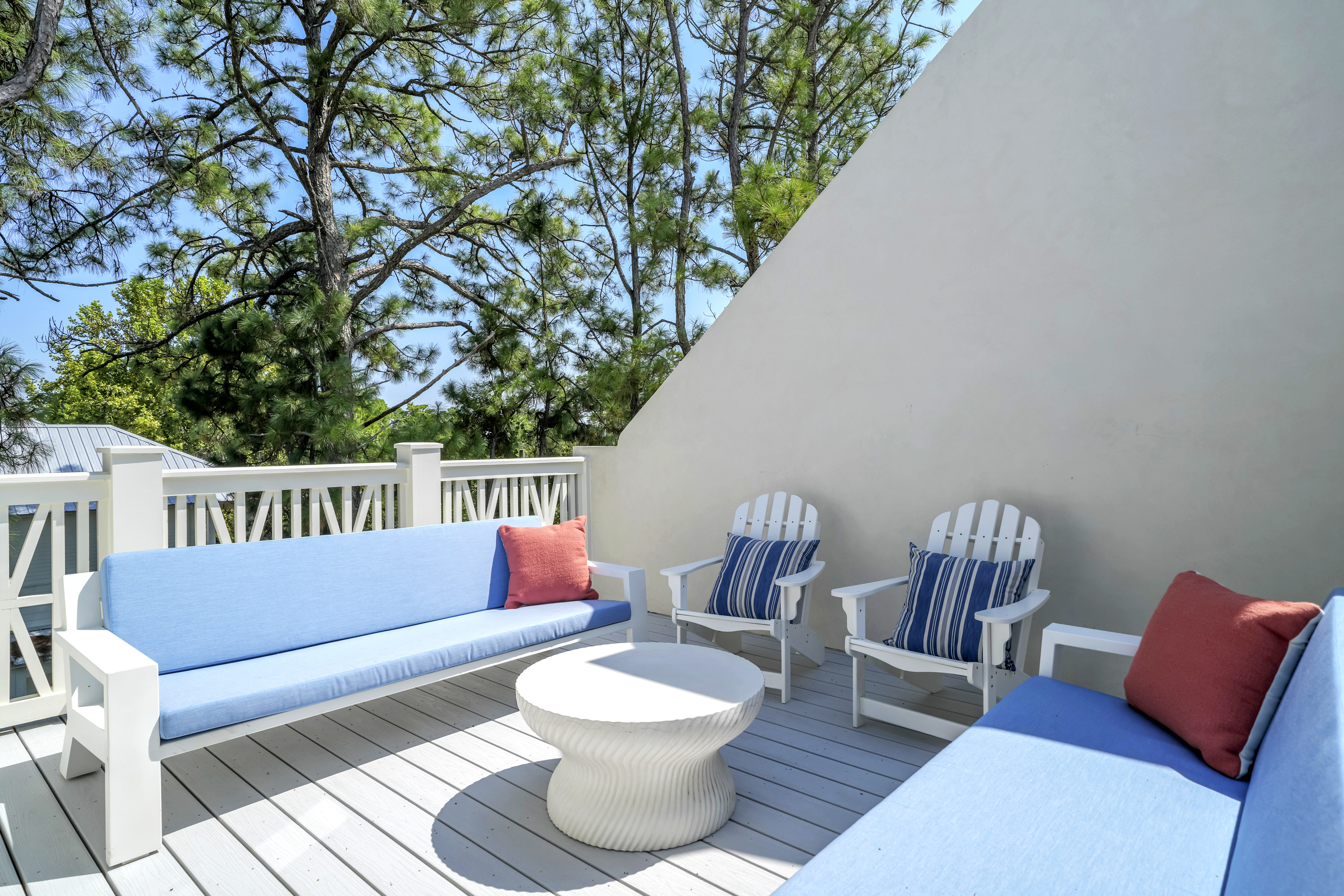  Custom Coastal Home With Private Pool And Expansive Outdoor Living - 物件實景