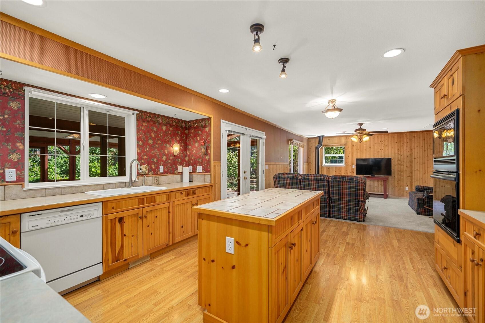DES MOINES, Washington, 98198, United States, 5 Bedrooms Bedrooms, ,4 BathroomsBathrooms,Residential,For Sale,1927220