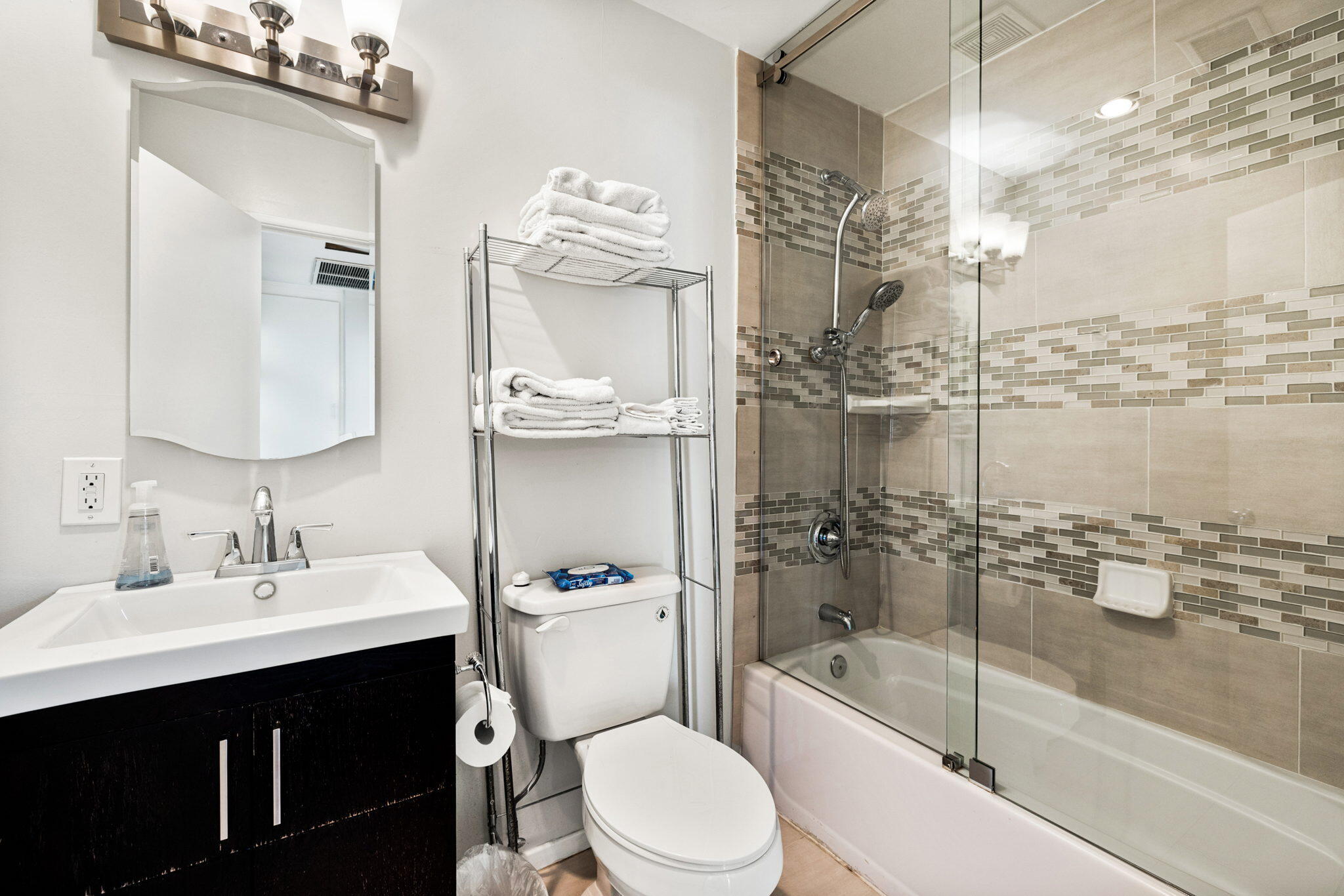Palm Desert, California, 92211, United States, 2 Bedrooms Bedrooms, ,2 BathroomsBathrooms,Residential,For Sale,1911886
