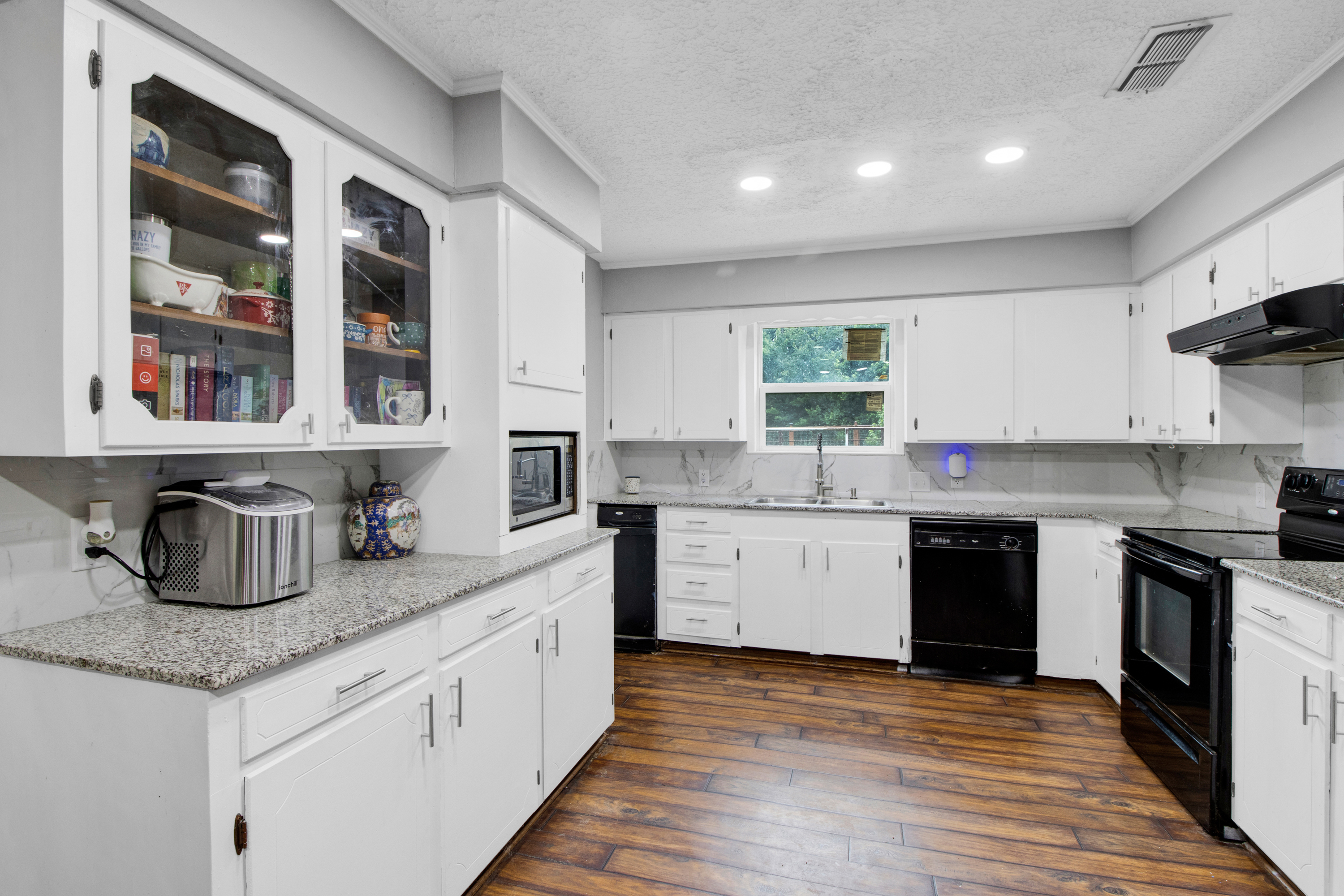 Henderson, Texas, 75652, United States, 6 Bedrooms Bedrooms, ,5 BathroomsBathrooms,Residential,For Sale,1920809