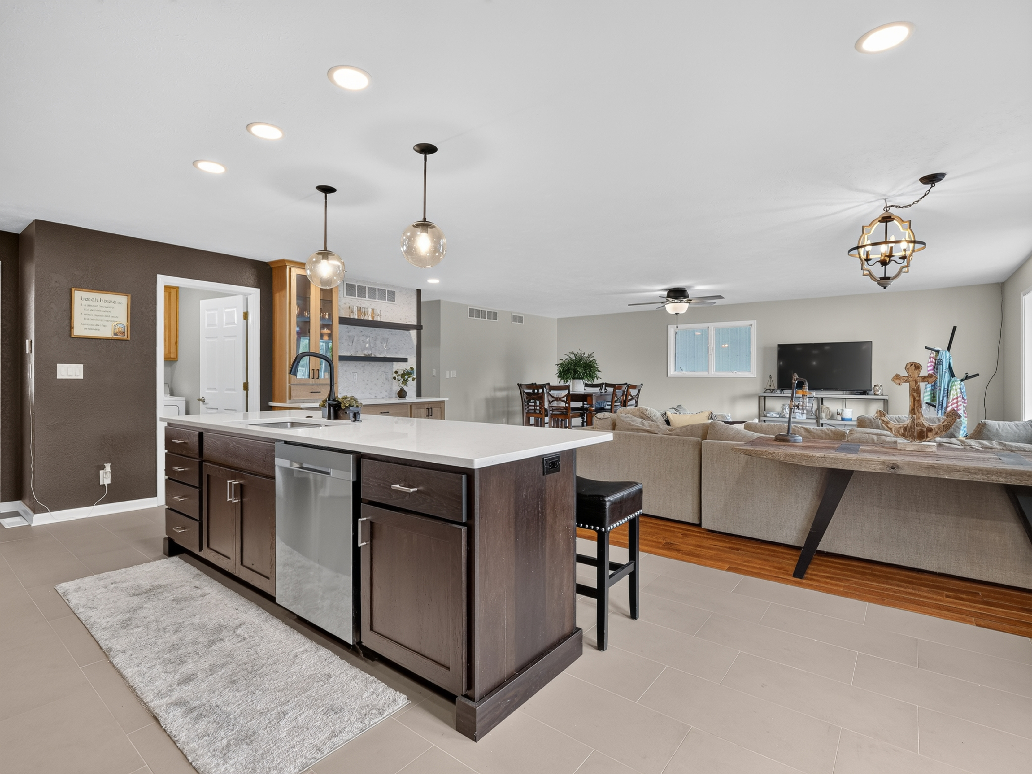  5 Bedroom Home with Lake Wawasee Channel Frontage - 物件實景