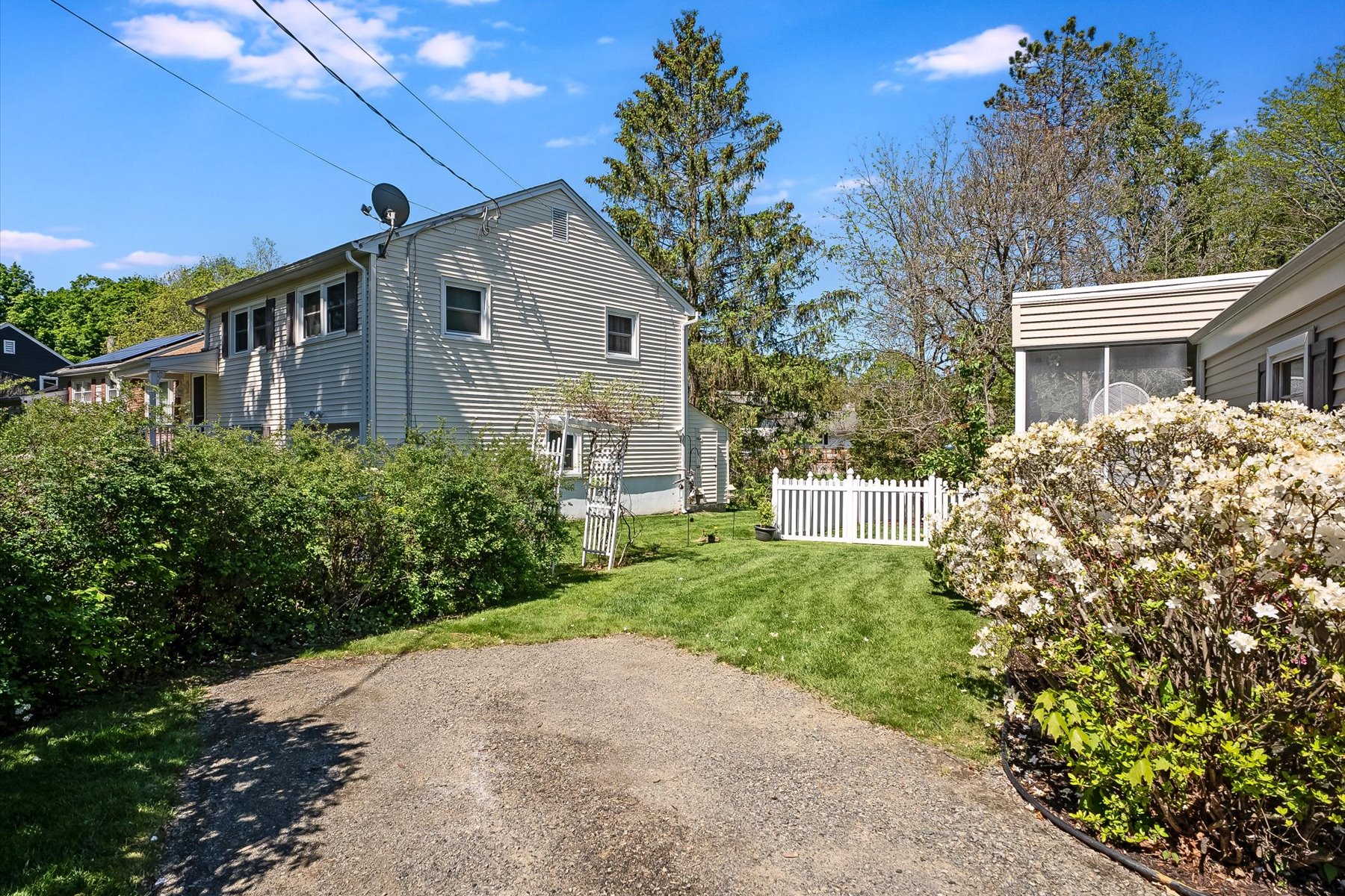  Easy One Floor Ranch Style Home with Vibrant and Perfectly Manicured Property - 物件實景