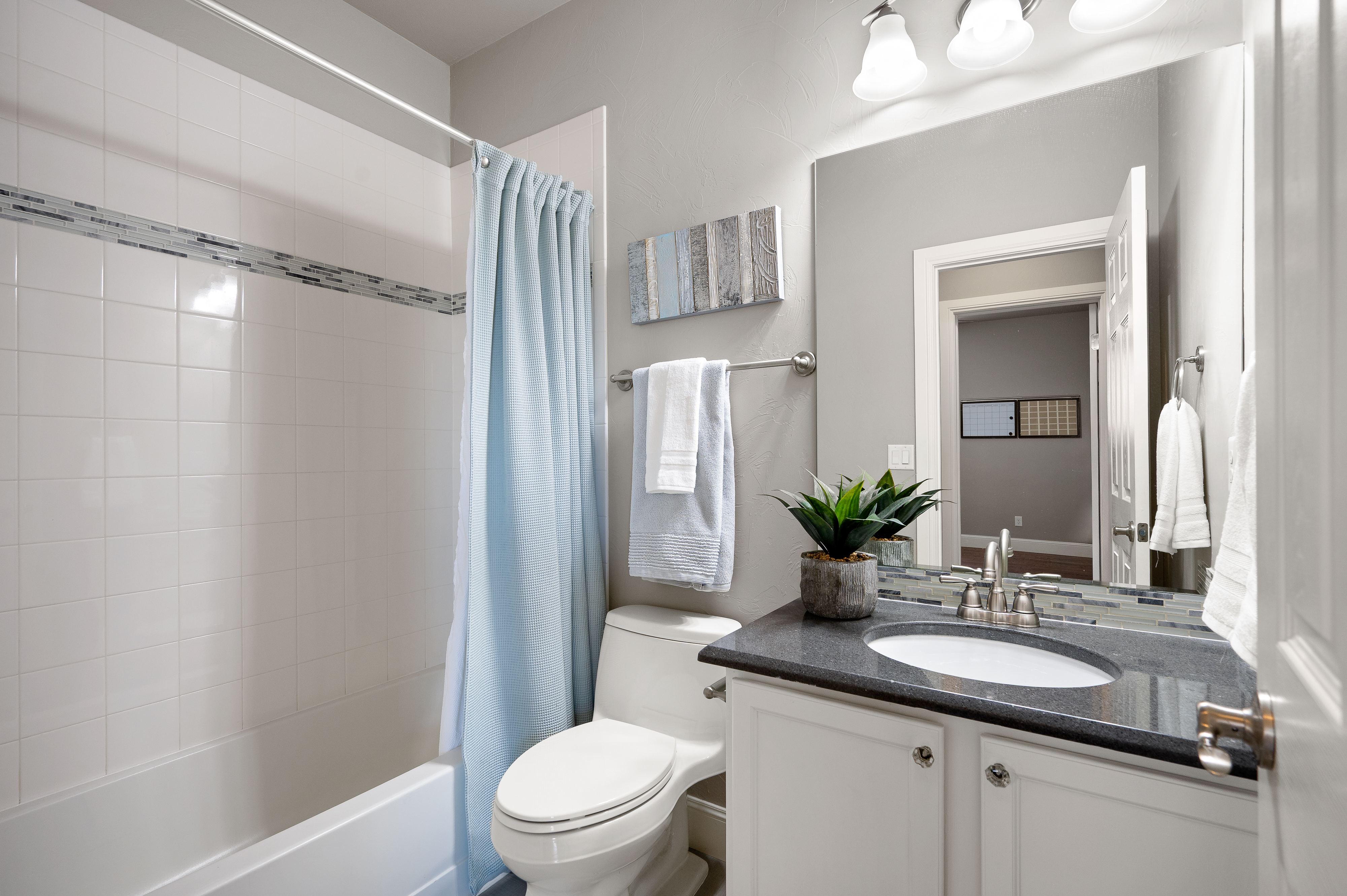  Pristine And Charming End Unit Townhome - 物件實景