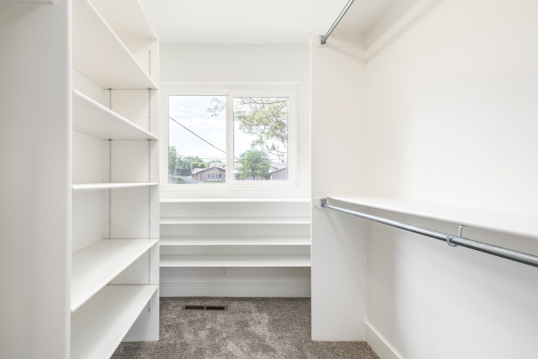  Fully Renovated Rambler With Large Primary En-Suite - 物件實景