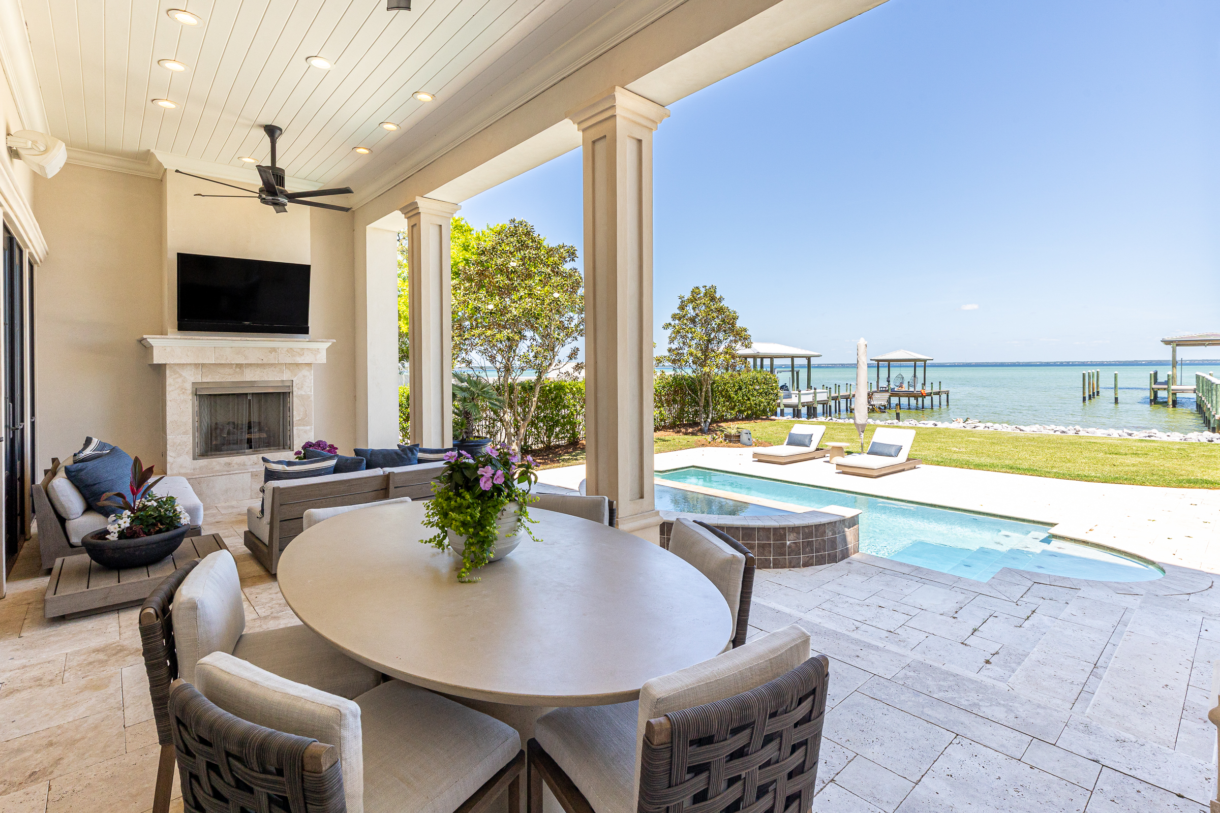  Private Bayfront Estate With Deepwater Dock And Resort-Style Outdoor Living - 物件實景