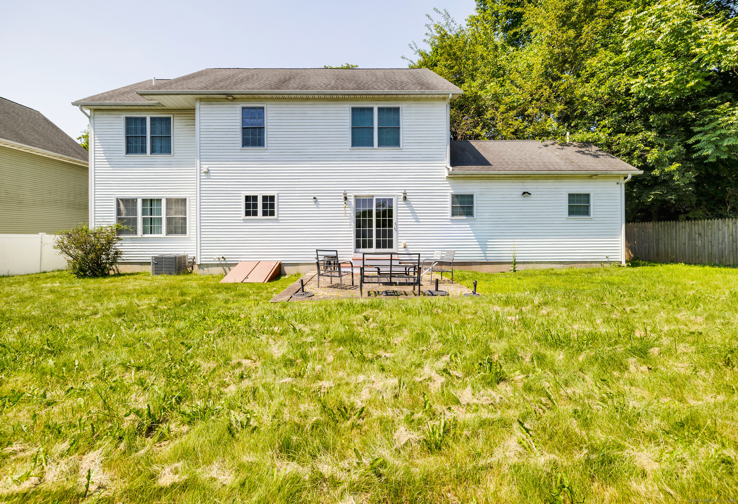Stratford, Connecticut, 06614, United States, 5 Bedrooms Bedrooms, ,4 BathroomsBathrooms,Residential,For Sale,1896589