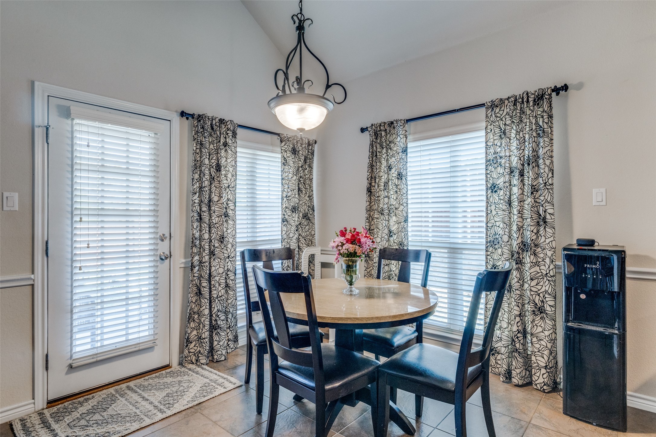 Kennedale, Texas, 76060, United States, 5 Bedrooms Bedrooms, ,4 BathroomsBathrooms,Residential,For Sale,1926987