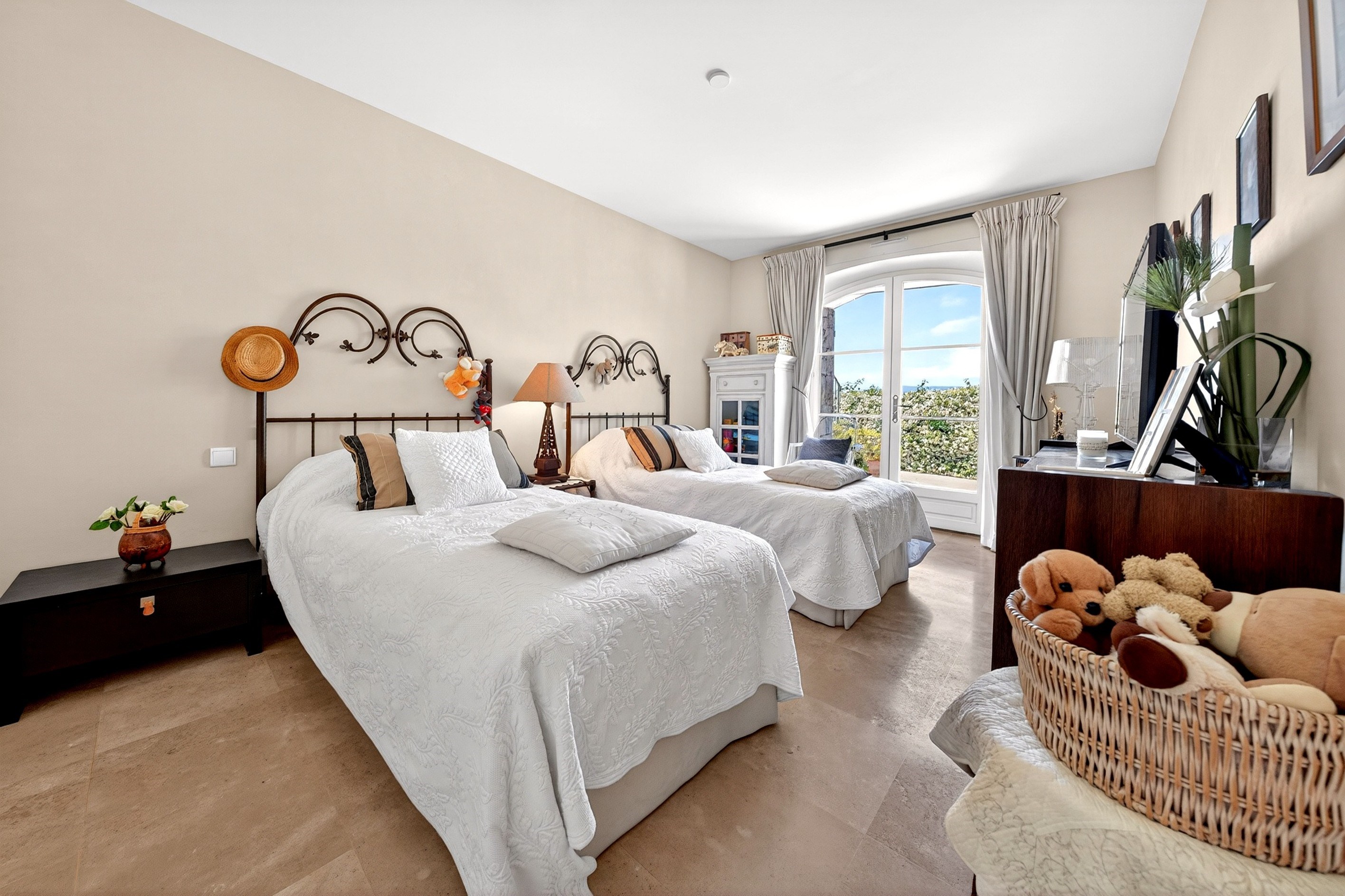  Luxury villa in Mougins with heated pool and panoramic views near the historic … - 物件實景
