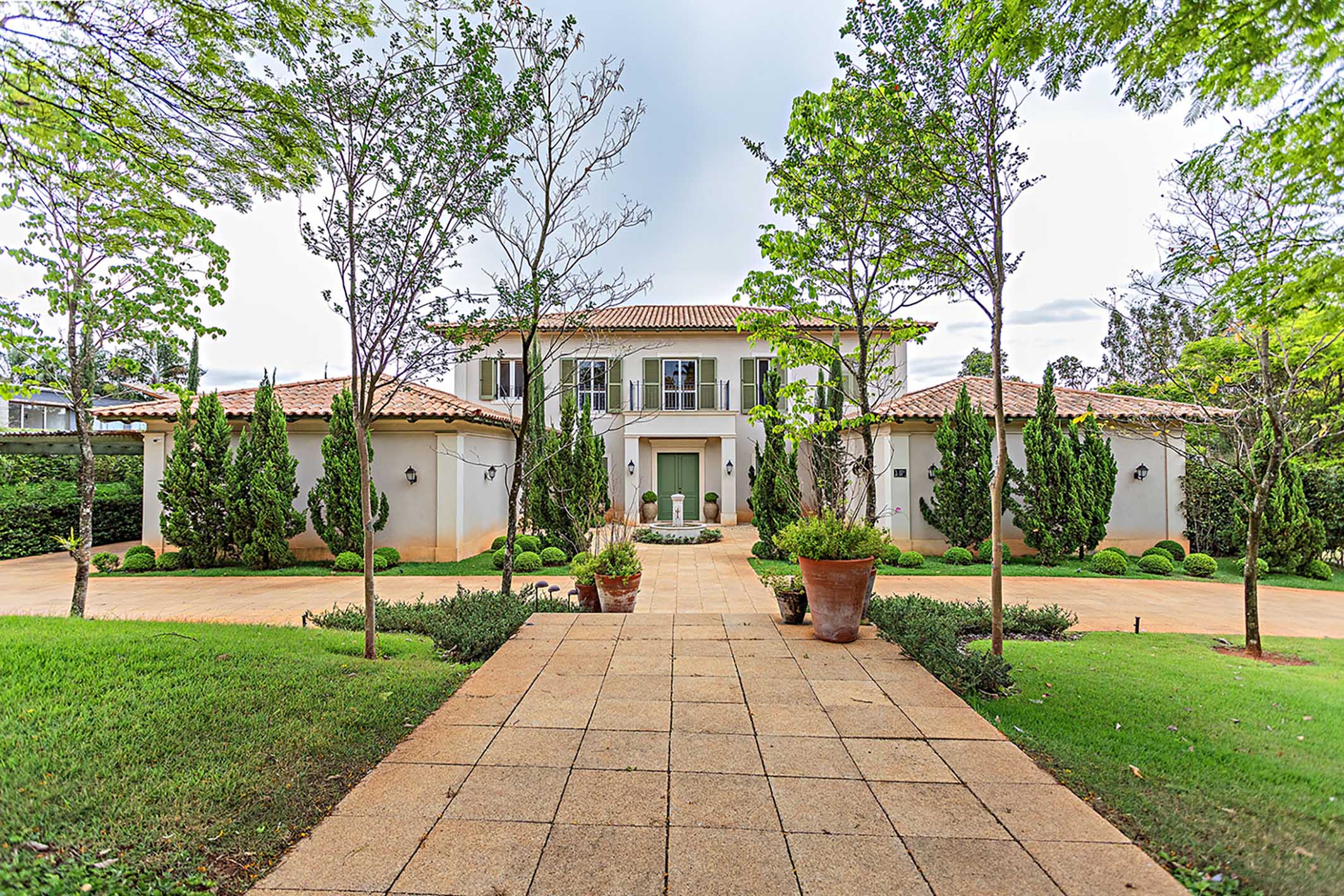 Property with Tuscan architecture and spaces integrated with nature and natural