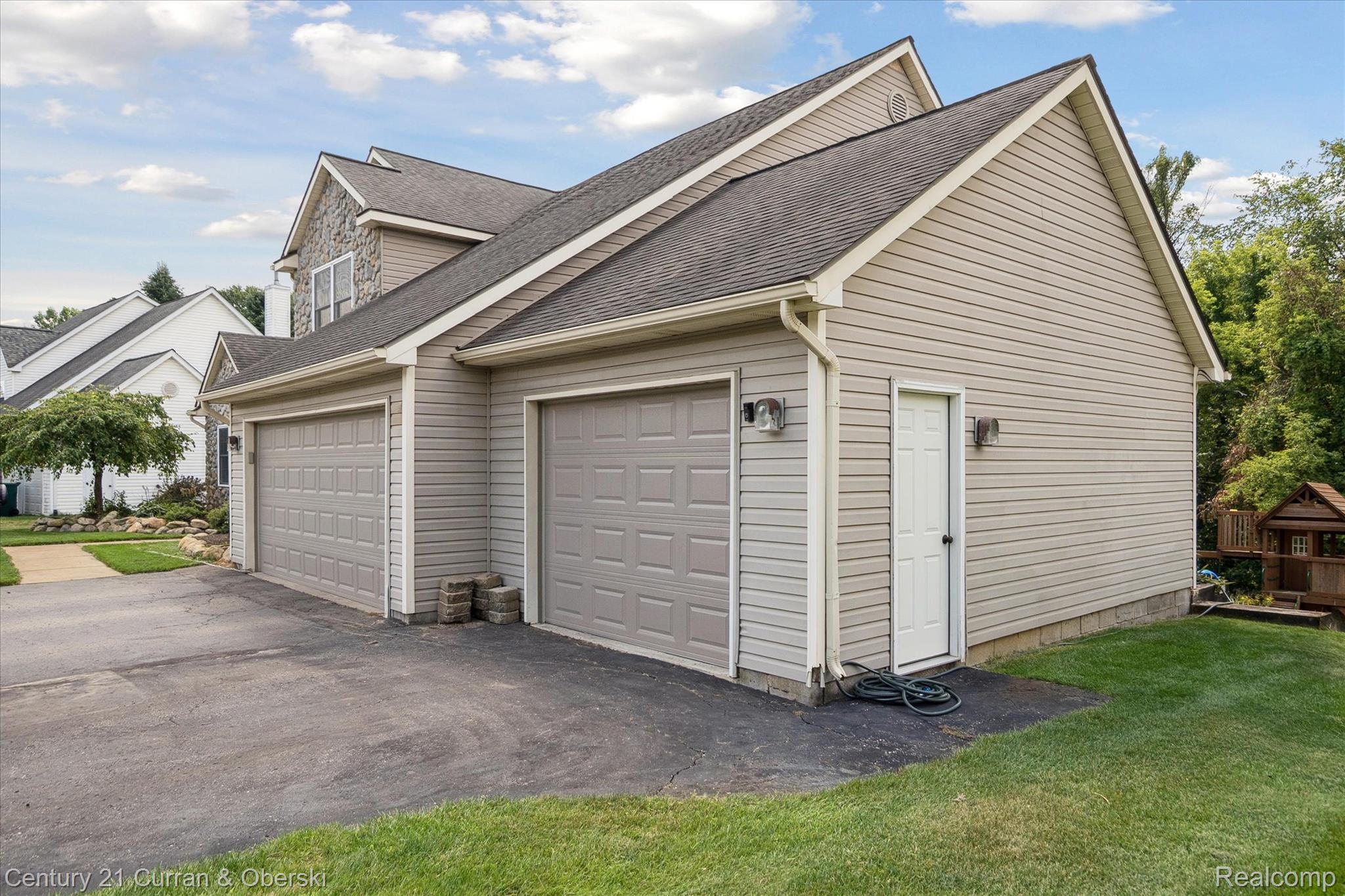 Commerce Charter Township, Michigan, 48382, United States, 4 Bedrooms Bedrooms, ,4 BathroomsBathrooms,Residential,For Sale,1916124