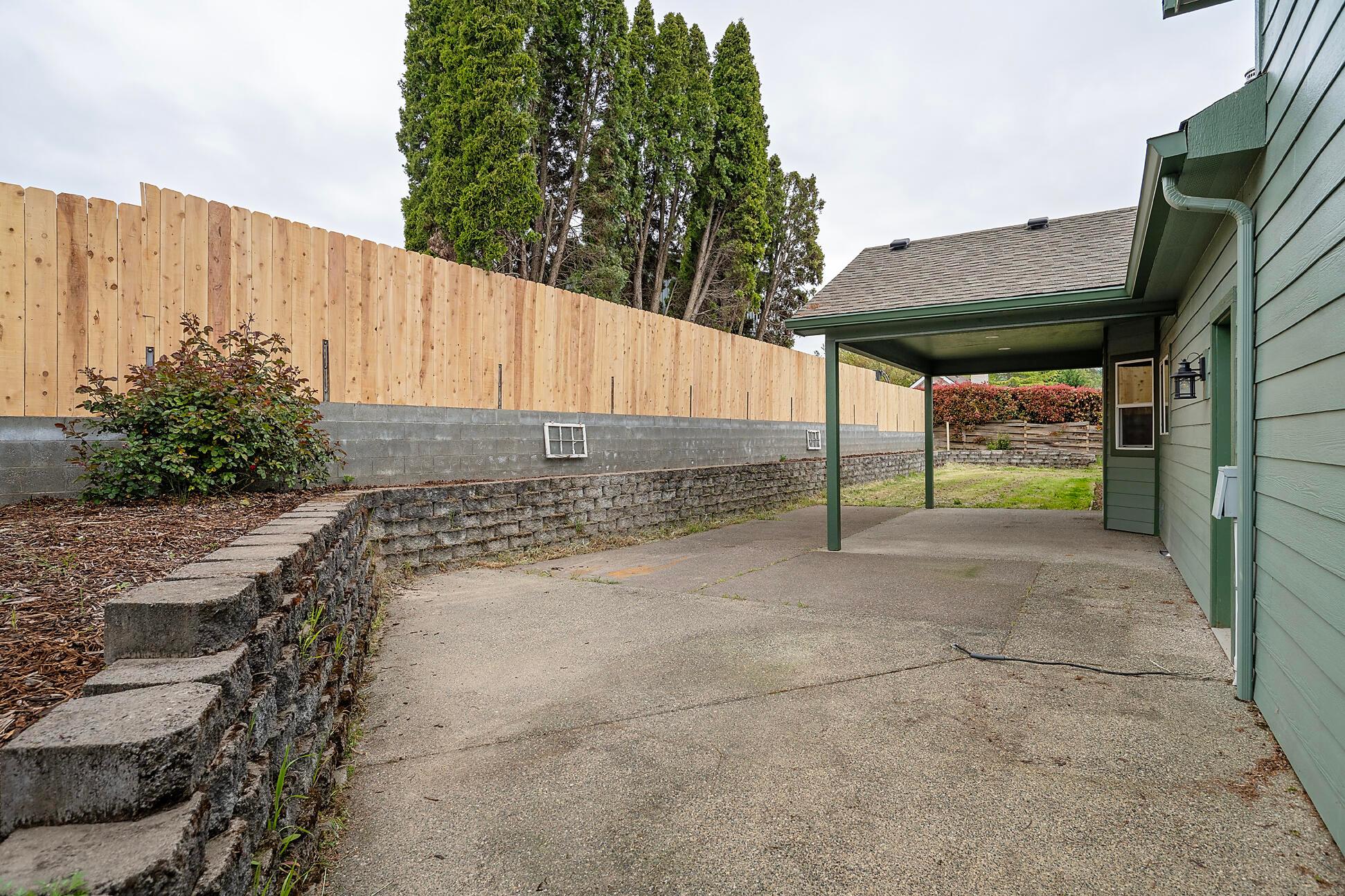 Grants Pass, Oregon, 97526, United States, 3 Bedrooms Bedrooms, ,3 BathroomsBathrooms,Residential,For Sale,1960642