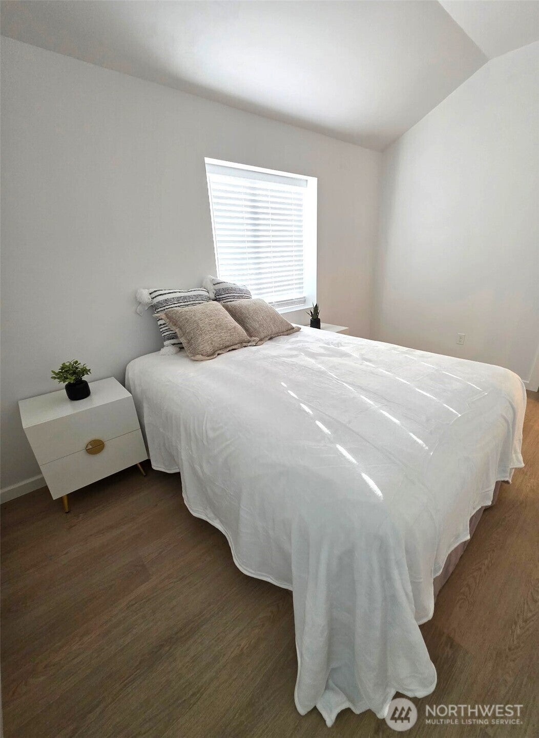 Shoreline, Washington, 98133, United States, 3 Bedrooms Bedrooms, ,2 BathroomsBathrooms,Residential,For Sale,1976952