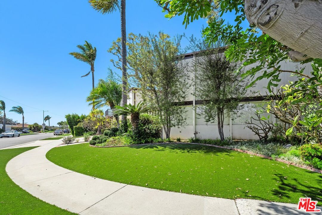 Los Angeles, California, 90056, United States, 5 Bedrooms Bedrooms, ,5 BathroomsBathrooms,Residential,For Sale,1918507