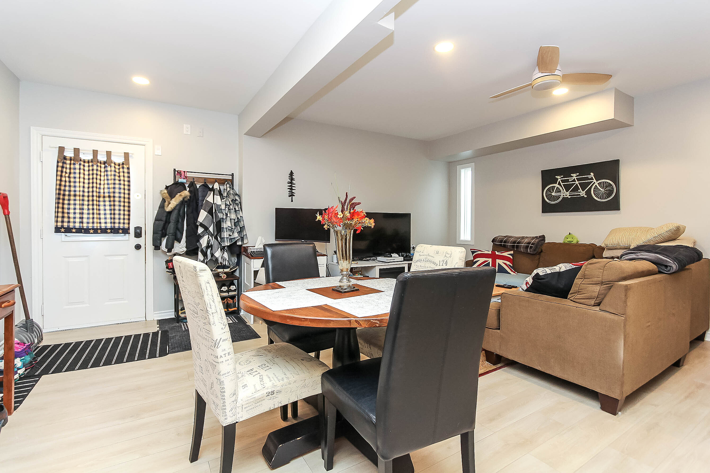  Updated Legal Duplex - 物件實景