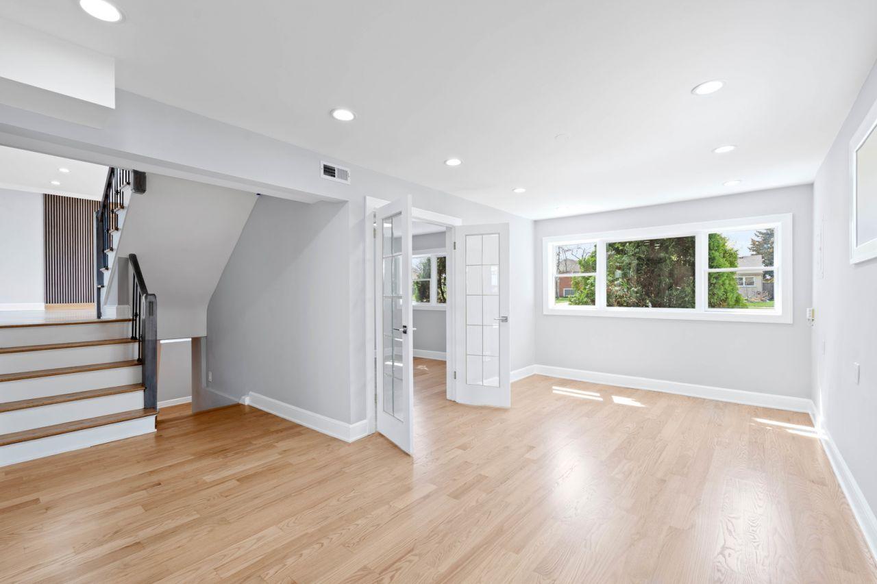 Des Plaines, Illinois, 60016, United States, 4 Bedrooms Bedrooms, ,2 BathroomsBathrooms,Residential,For Sale,1826836