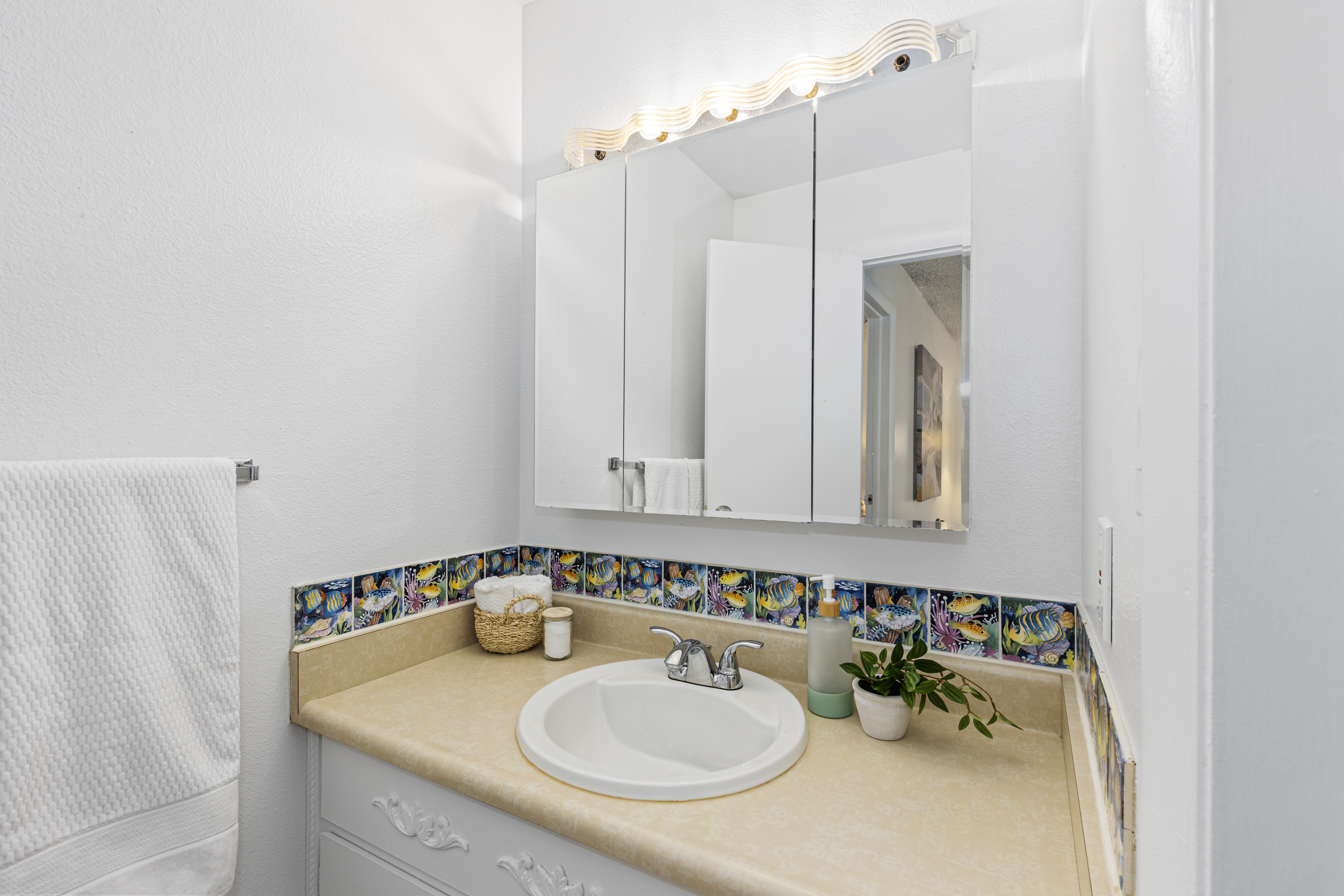  Bright top-floor condo designed for low-maintenance living - 物件實景