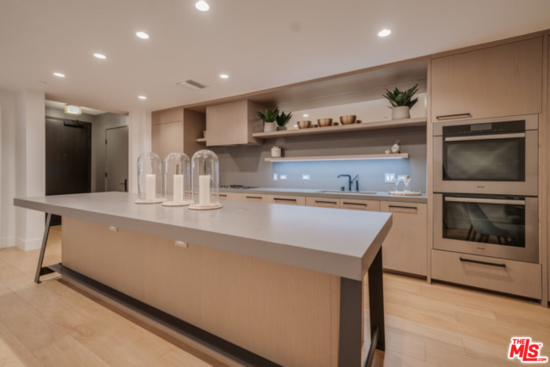 Los Angeles, California, 90024, United States, 2 Bedrooms Bedrooms, ,2 BathroomsBathrooms,Residential,For Sale,1940220