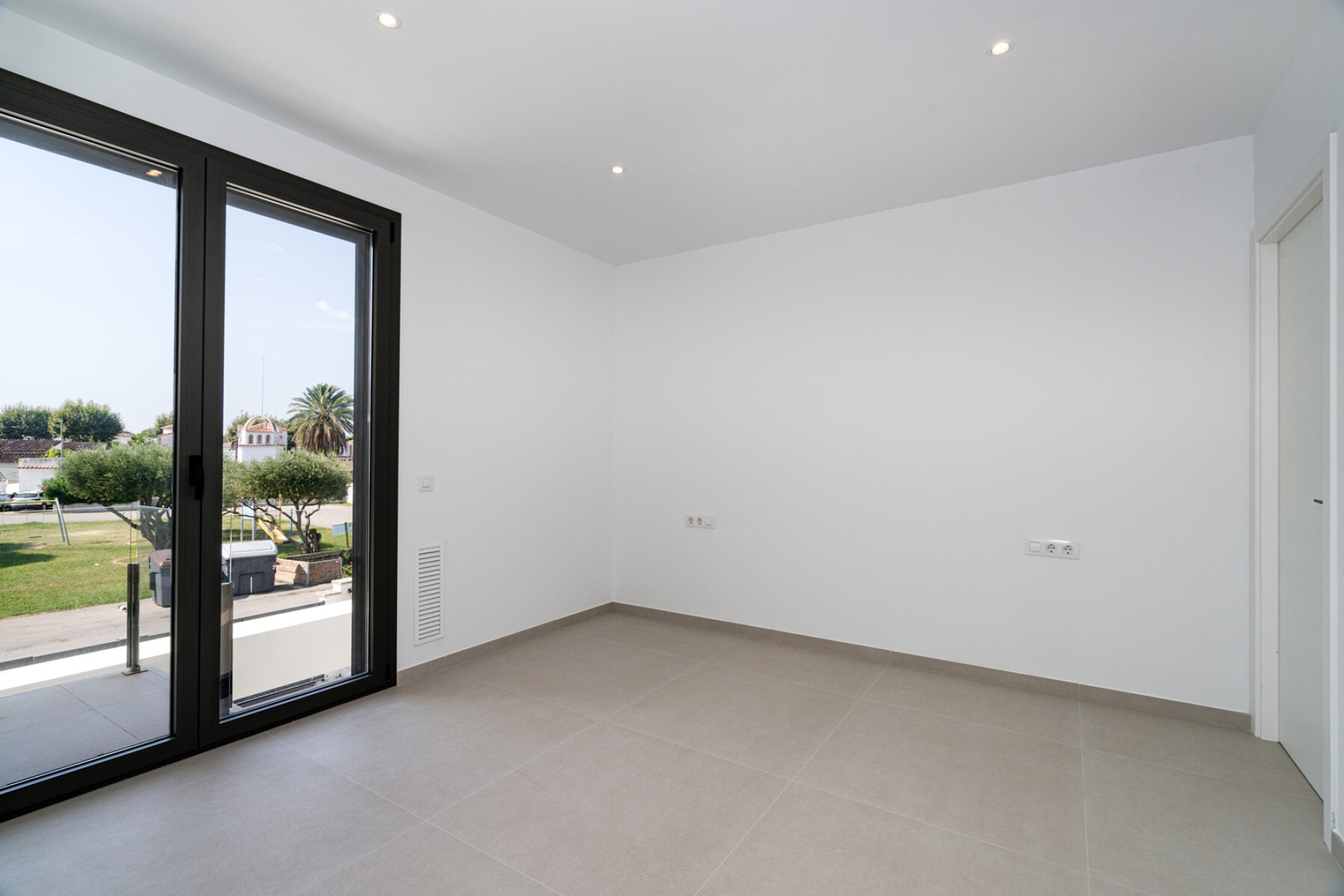  New minimalist building in Requesens - Empuriabrava - 物件實景