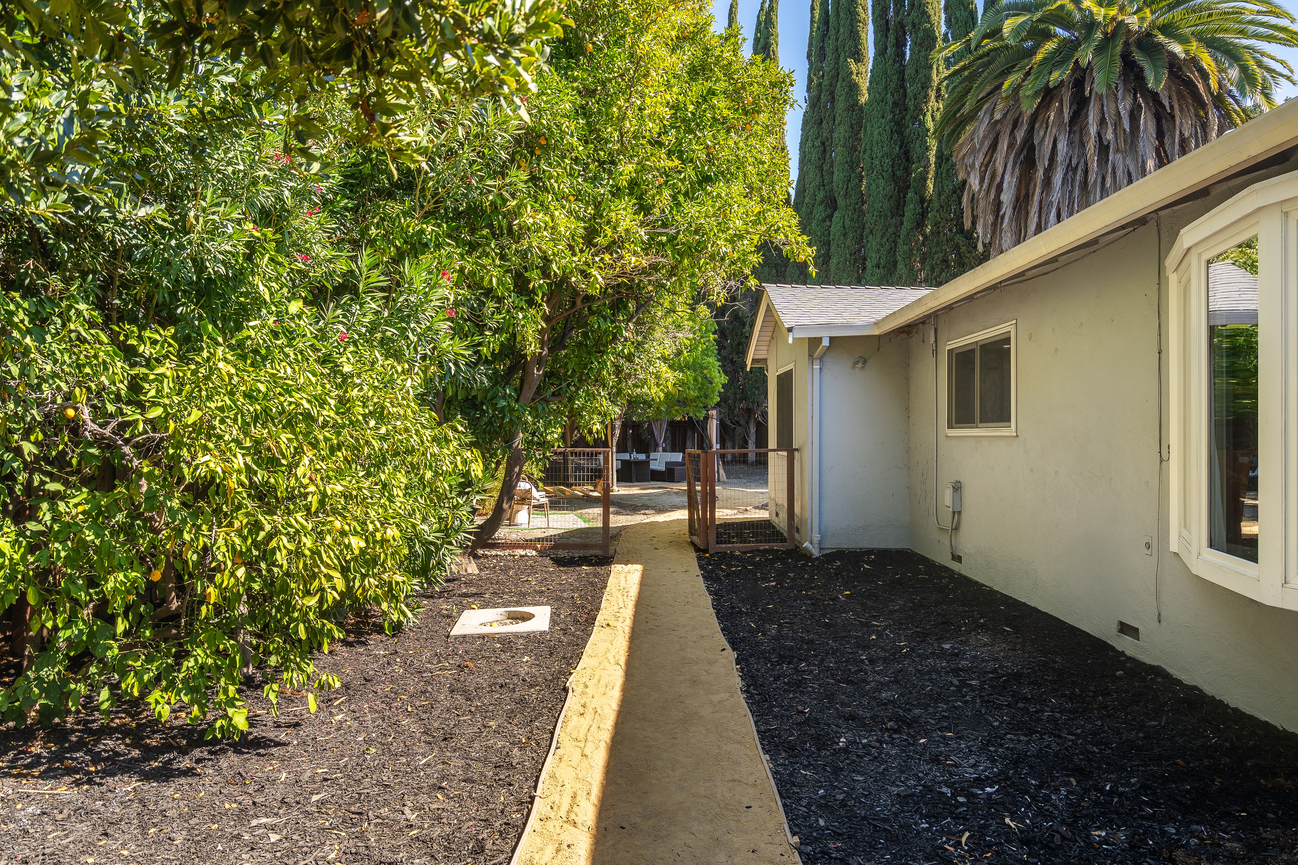  California Rancher with Privacy and Proximity - 物件實景