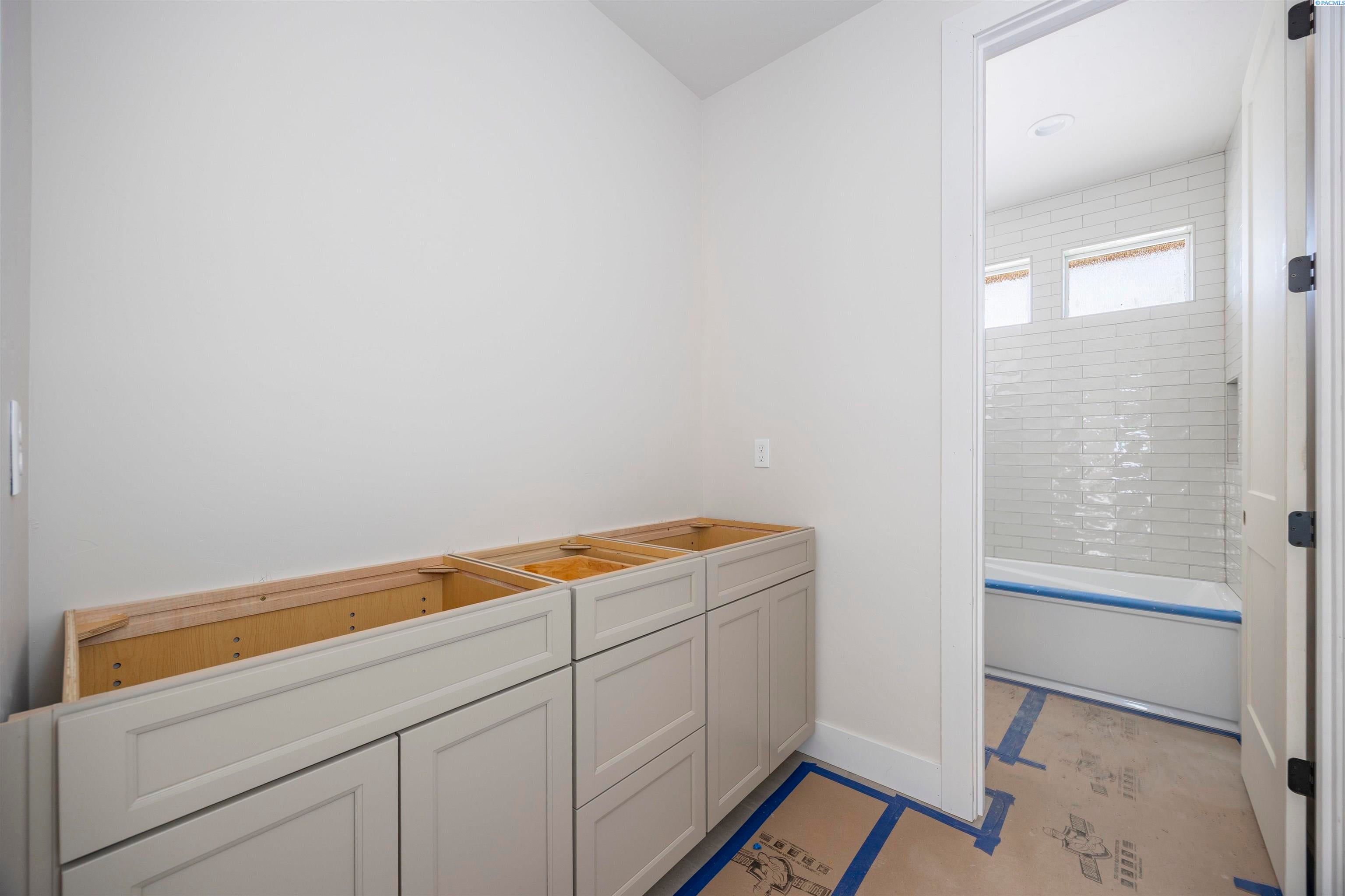 Kennewick, Washington, 99338, United States, 4 Bedrooms Bedrooms, ,3 BathroomsBathrooms,Residential,For Sale,1835478