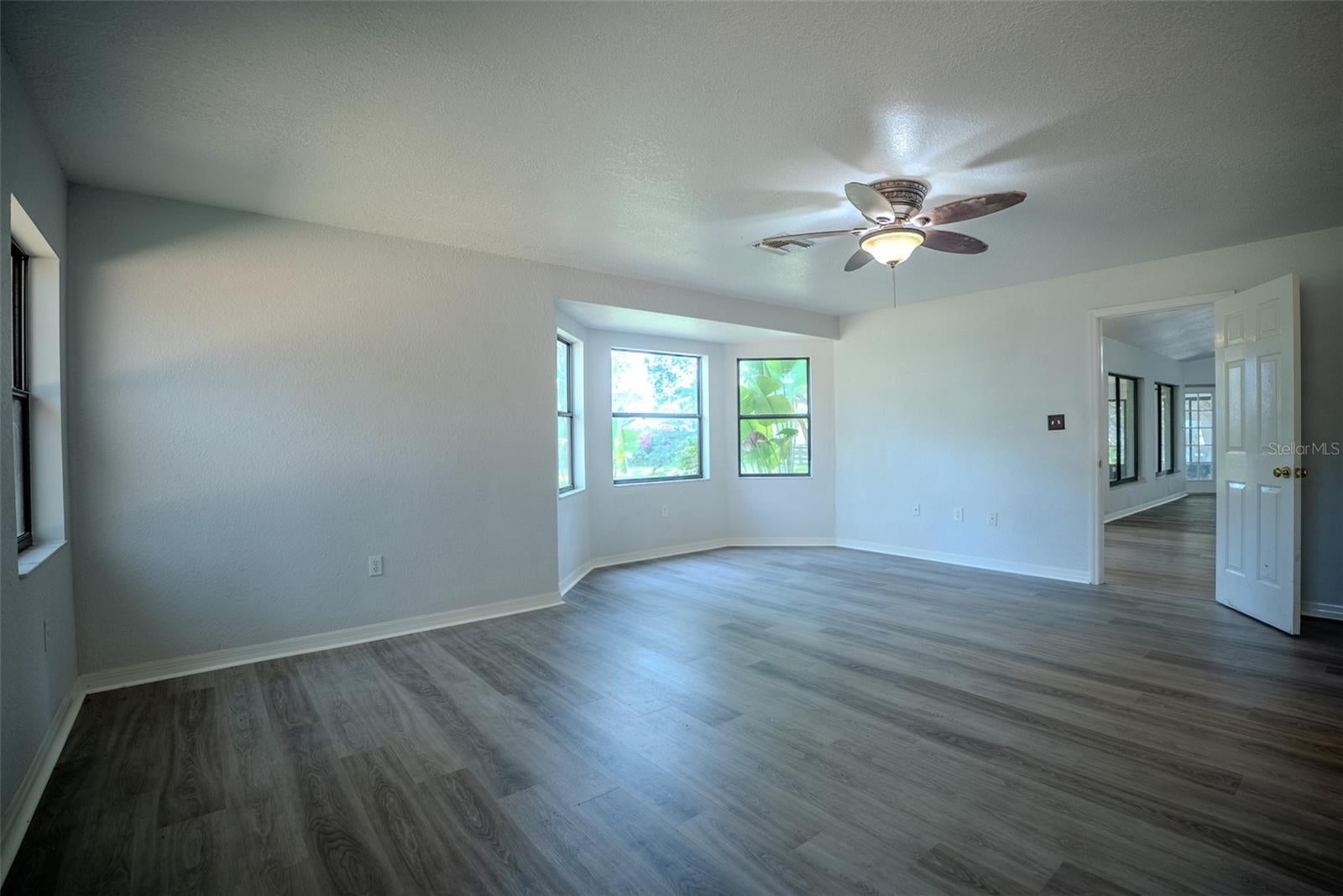 LADY LAKE, Florida, 32159, United States, 5 Bedrooms Bedrooms, ,3 BathroomsBathrooms,Residential,For Sale,1850305