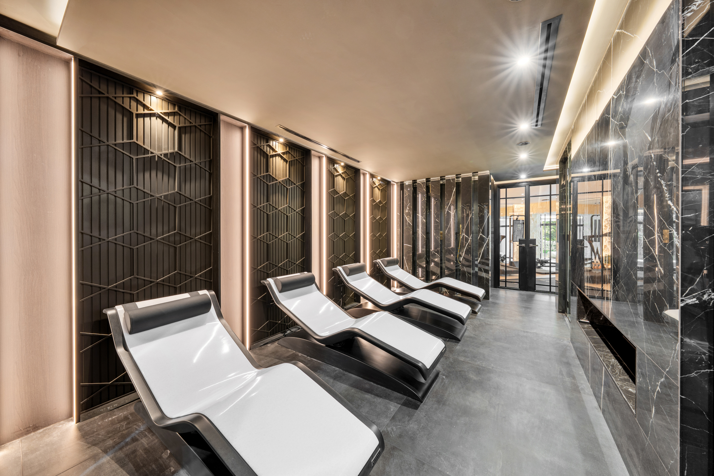  A six-bedroom St George’s Hill house with a private spa and rising-floor pool - 物件實景