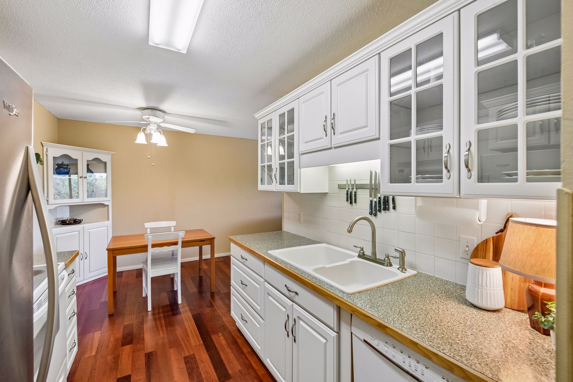  Second-Floor Wayzata Villas Condo with Beautiful Pond Views - 物件實景