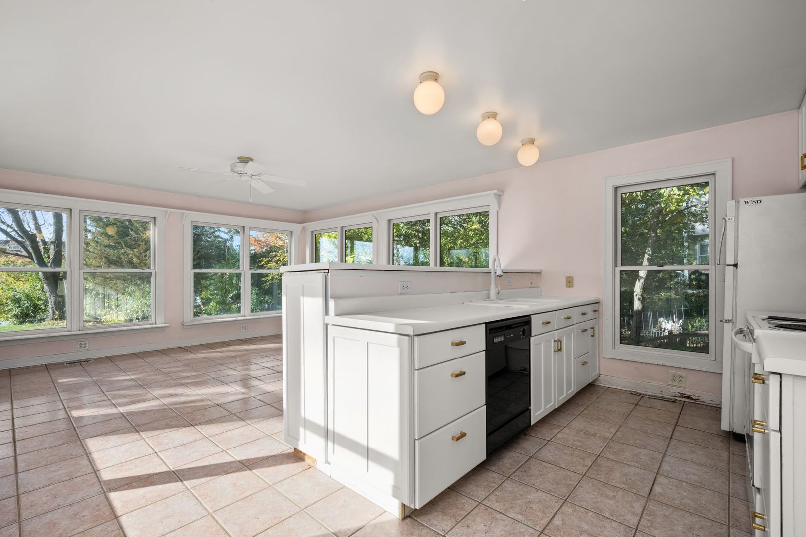 Geneva, Illinois, 60134, United States, 4 Bedrooms Bedrooms, ,2 BathroomsBathrooms,Residential,For Sale,1988364