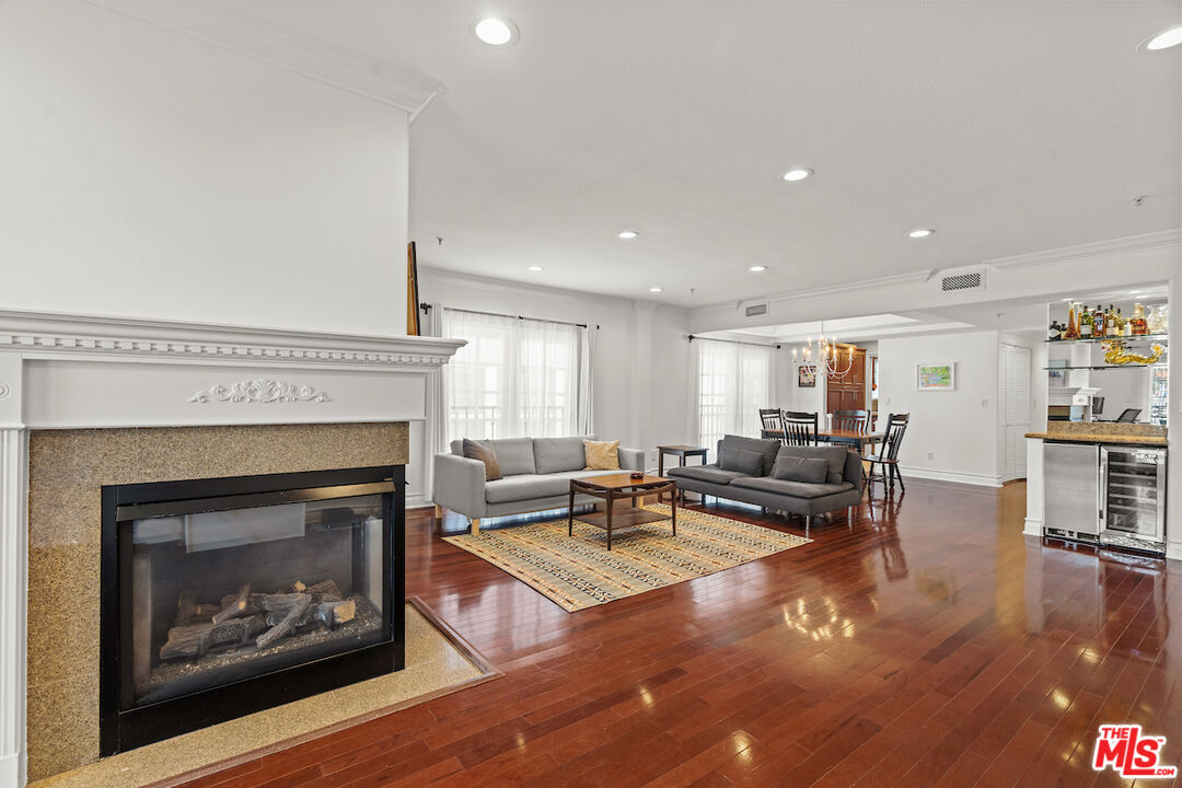 Los Angeles, California, 90049, United States, 3 Bedrooms Bedrooms, ,3 BathroomsBathrooms,Residential,For Sale,1885770