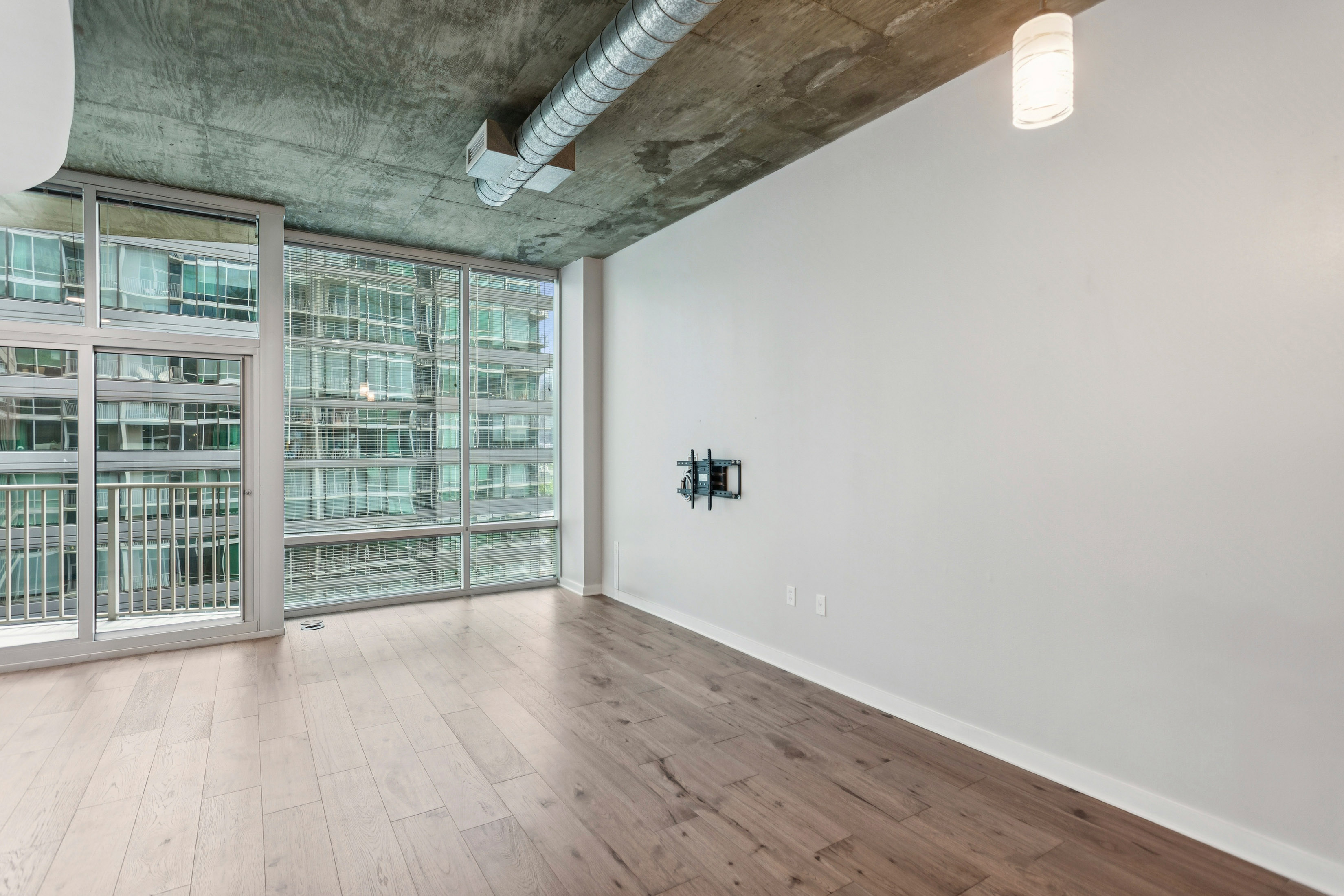  Updated Midtown Condo with Floor-To-Ceiling Windows - 物件實景