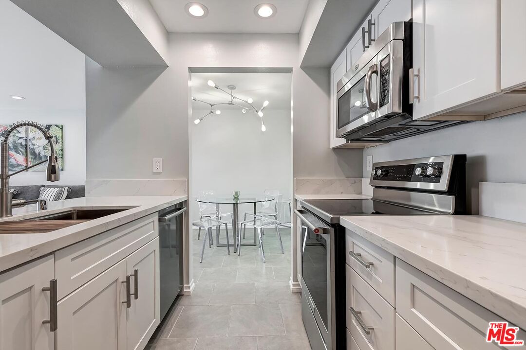 West Hollywood, California, 90069, United States, 1 Bedroom Bedrooms, ,1 BathroomBathrooms,Residential,For Sale,1939893