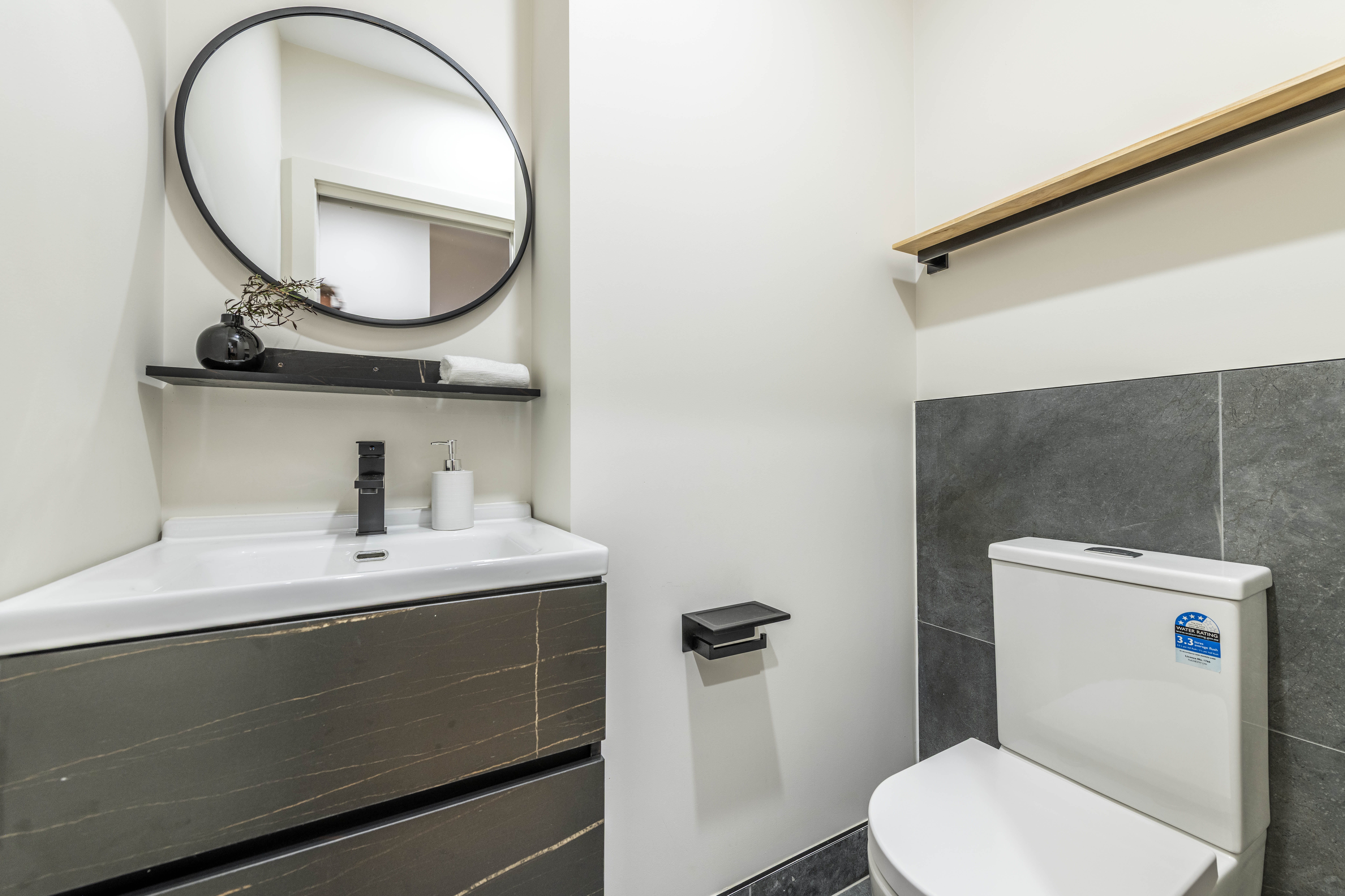  A Refined Family Home Offering Modern Comfort And Lifestyle Ease - 物件實景