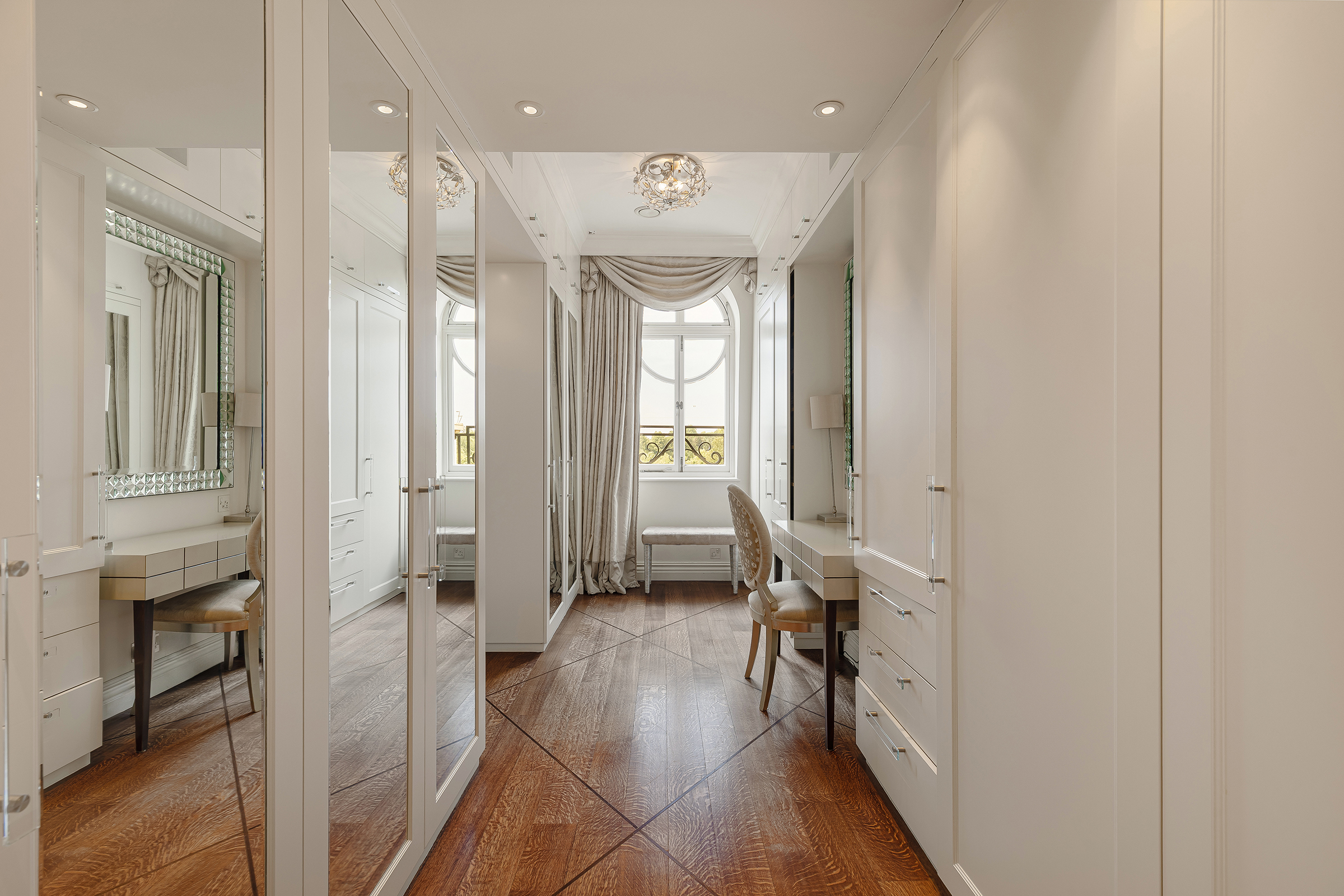 A Grand Triplex Apartment Overlooking Regent