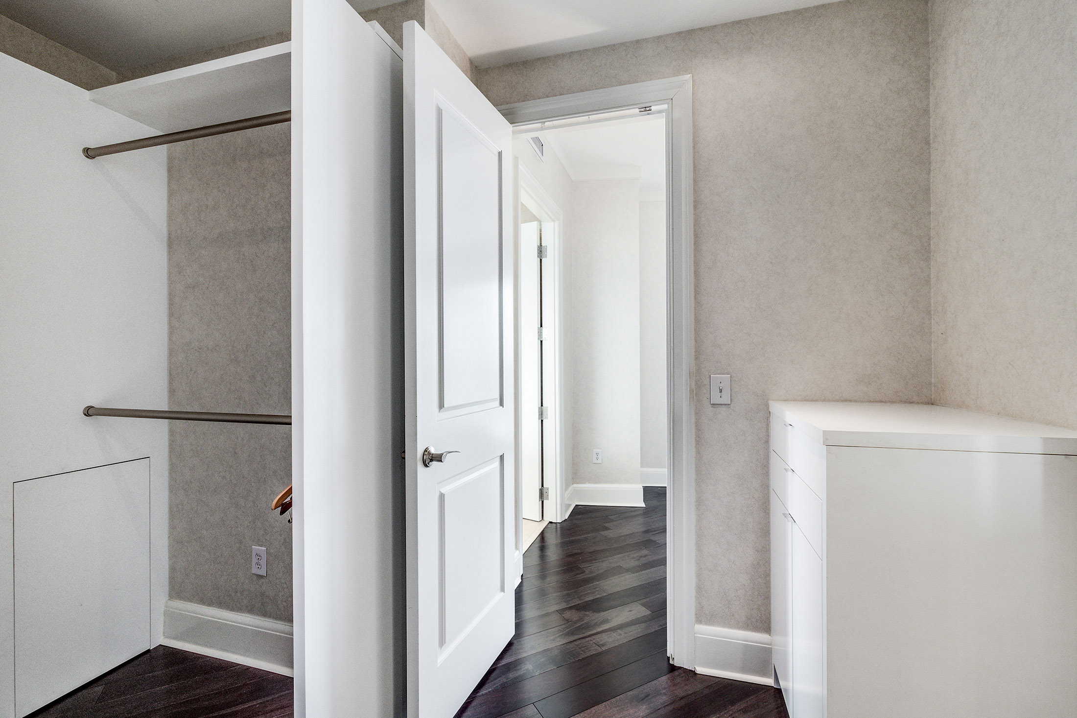  Exceptional Corner Unit with Stunning Skyline Views - 物件實景