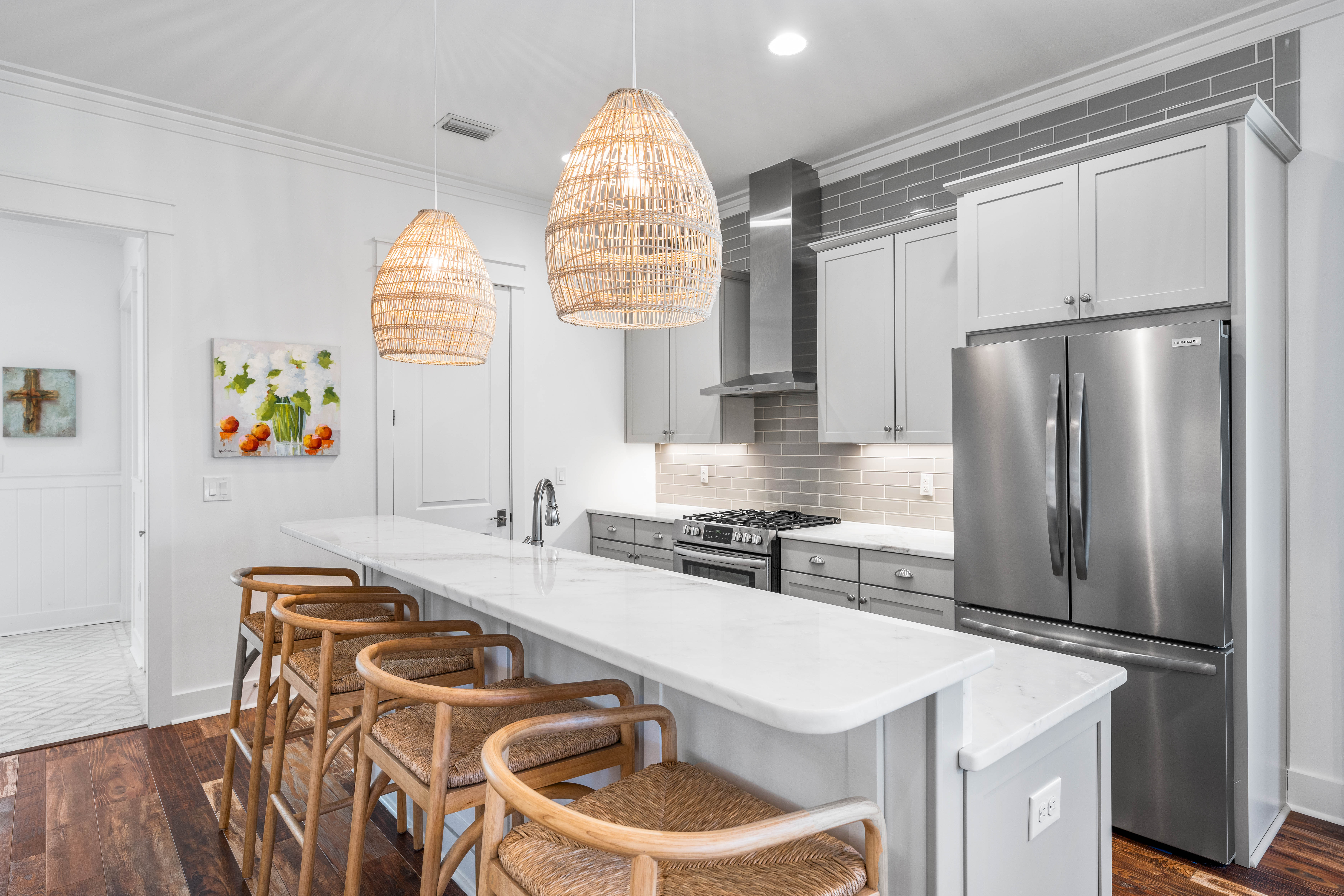 Oversized Corner Lot Home with Carriage House, Screened Porch & Fenced Yard - 物件實景
