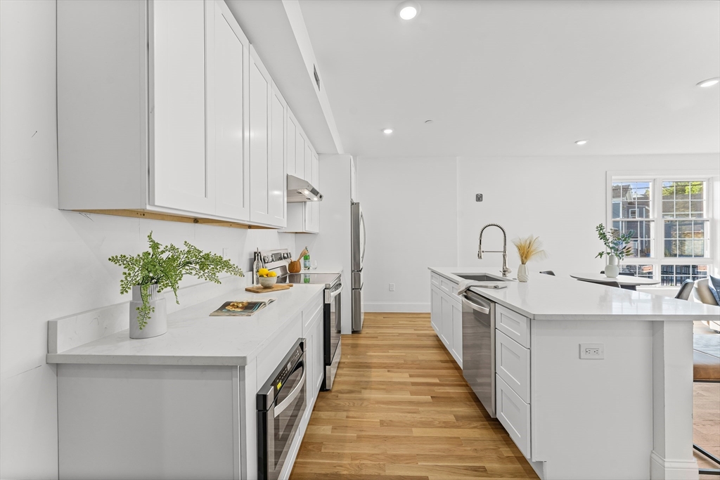 Marlborough, Massachusetts, 01752, United States, 2 Bedrooms Bedrooms, ,3 BathroomsBathrooms,Residential,For Sale,1891065
