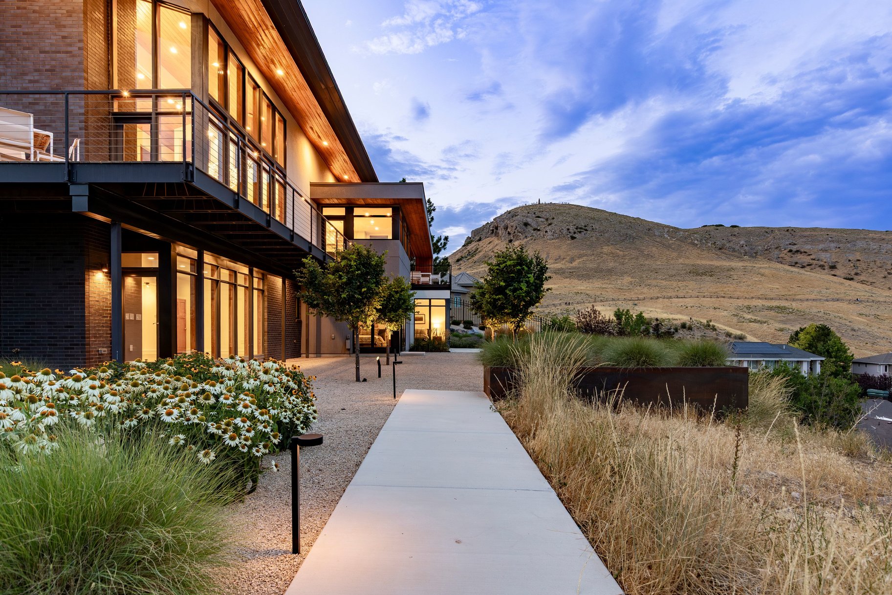  Stunning Contemporary Home with Commanding Views - 物件實景