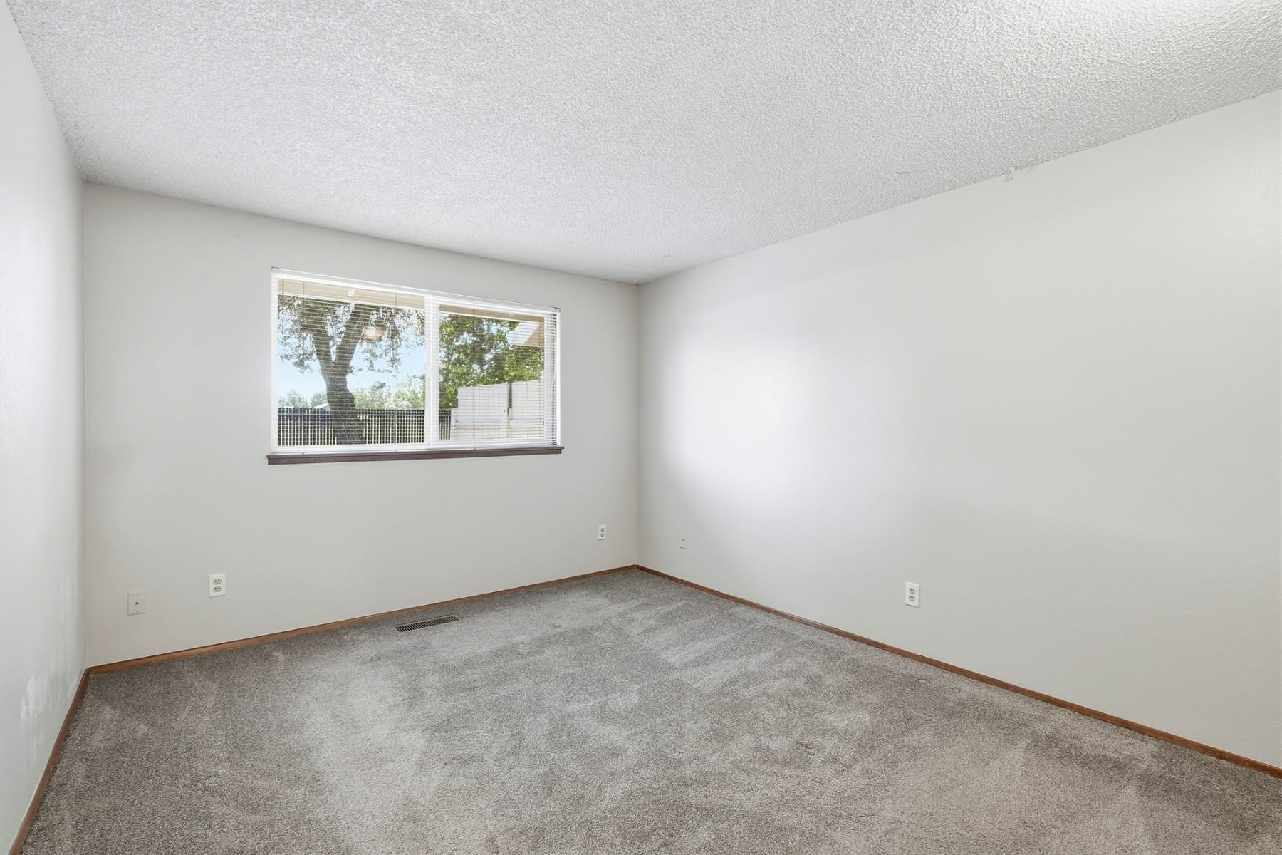  2986 SE BLUE BIRD DR Hillsboro, OR 97123 - 物件實景
