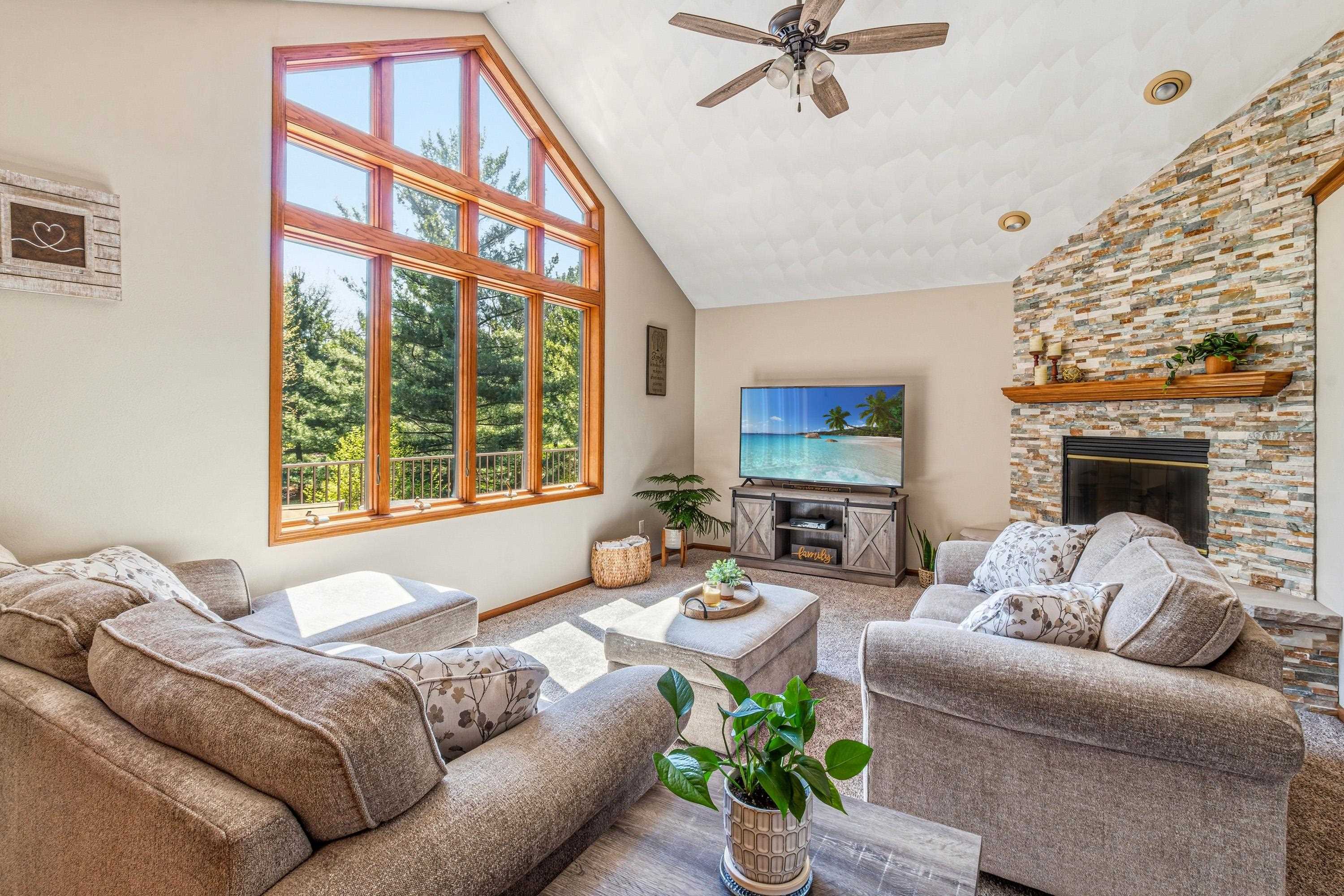 Spring Green, Wisconsin, 53588, United States, 4 Bedrooms Bedrooms, ,4 BathroomsBathrooms,Residential,For Sale,2040175